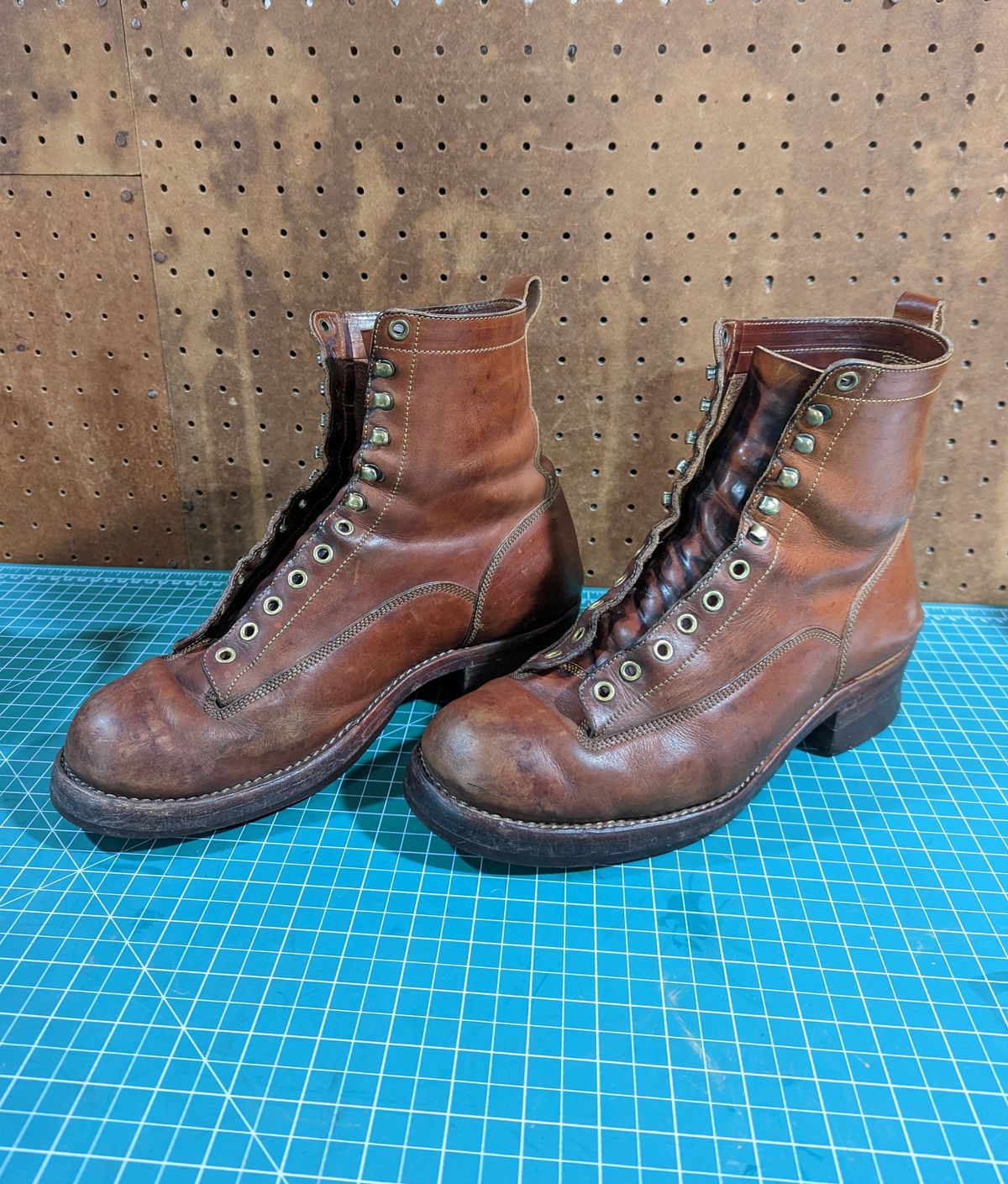 Photo by CanardGris on February 7, 2023 of the Onderhoud LCV01 Lineman Boot in Wickett & Craig Buck Brown Traditional Harness.