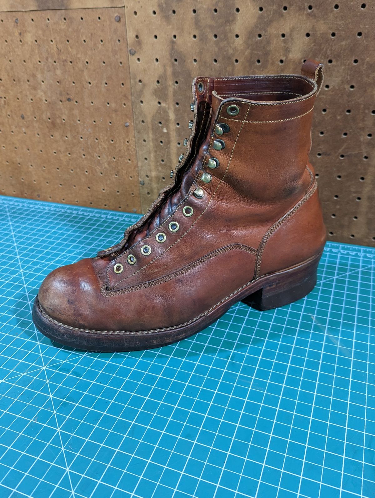 Photo by CanardGris on February 7, 2023 of the Onderhoud LCV01 Lineman Boot in Wickett & Craig Buck Brown Traditional Harness.