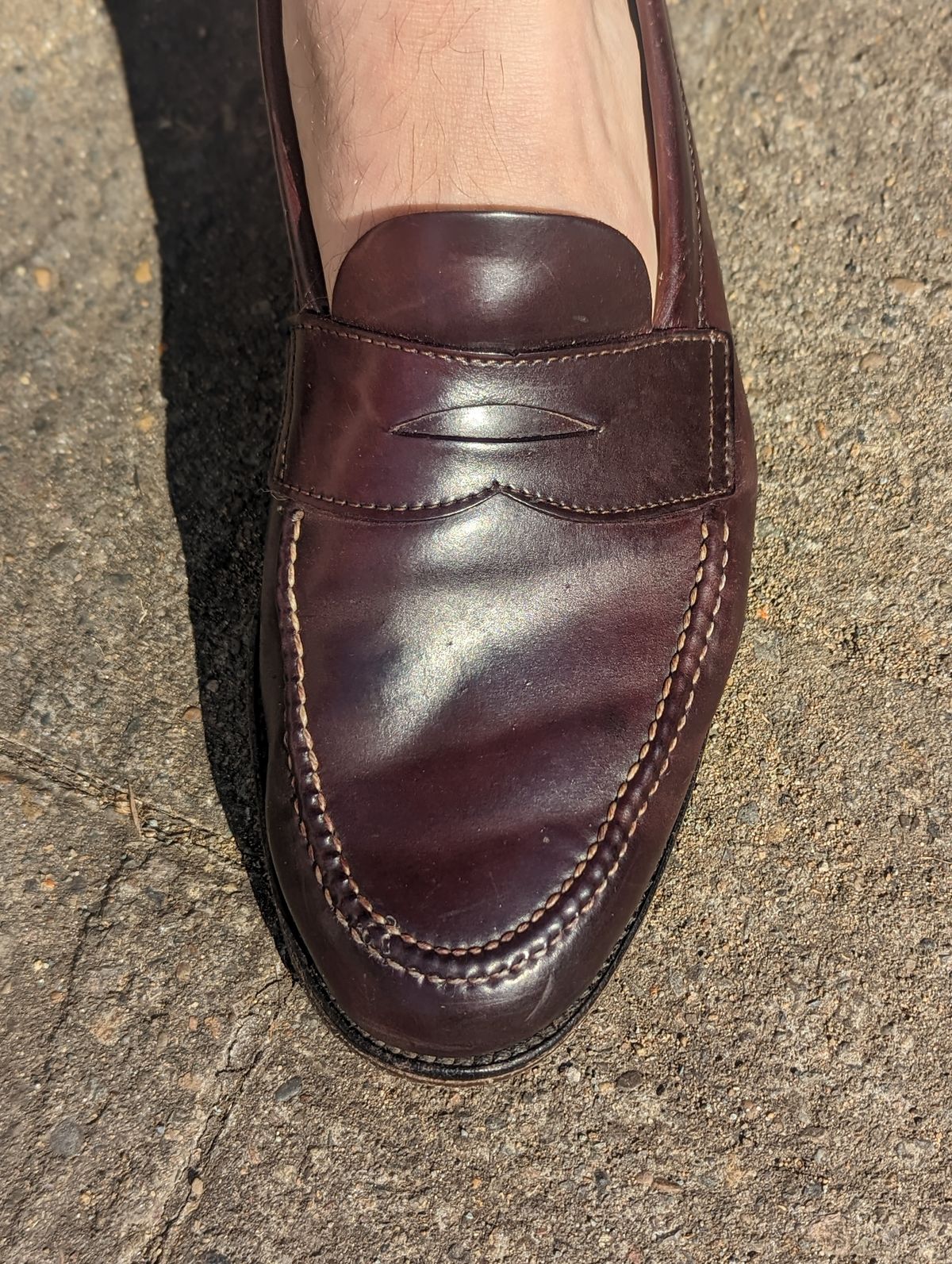 Photo by CanardGris on August 18, 2022 of the Alden Leisure Handsewn Penny Loafer in Horween Color 8 Shell Cordovan.