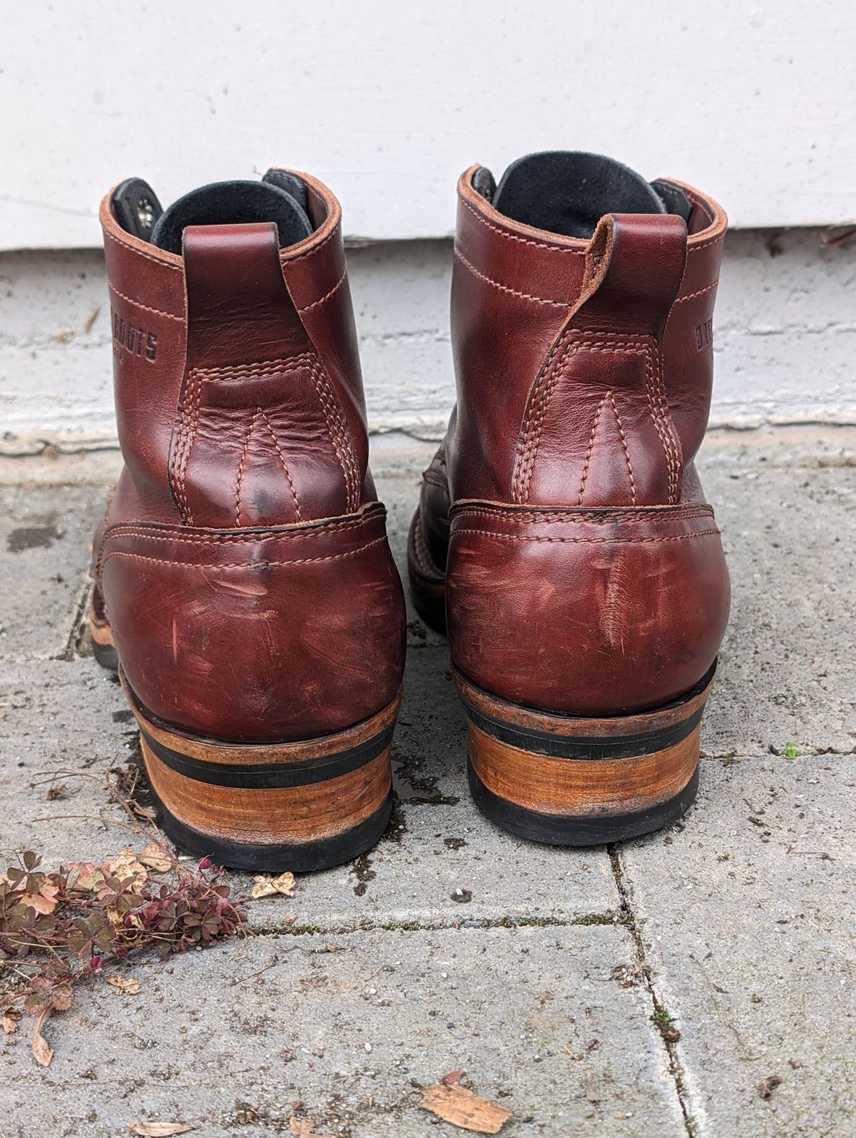 Photo by CanardGris on January 6, 2024 of the Drew's Boots 6-Inch Contractor in Rogue Smooth.