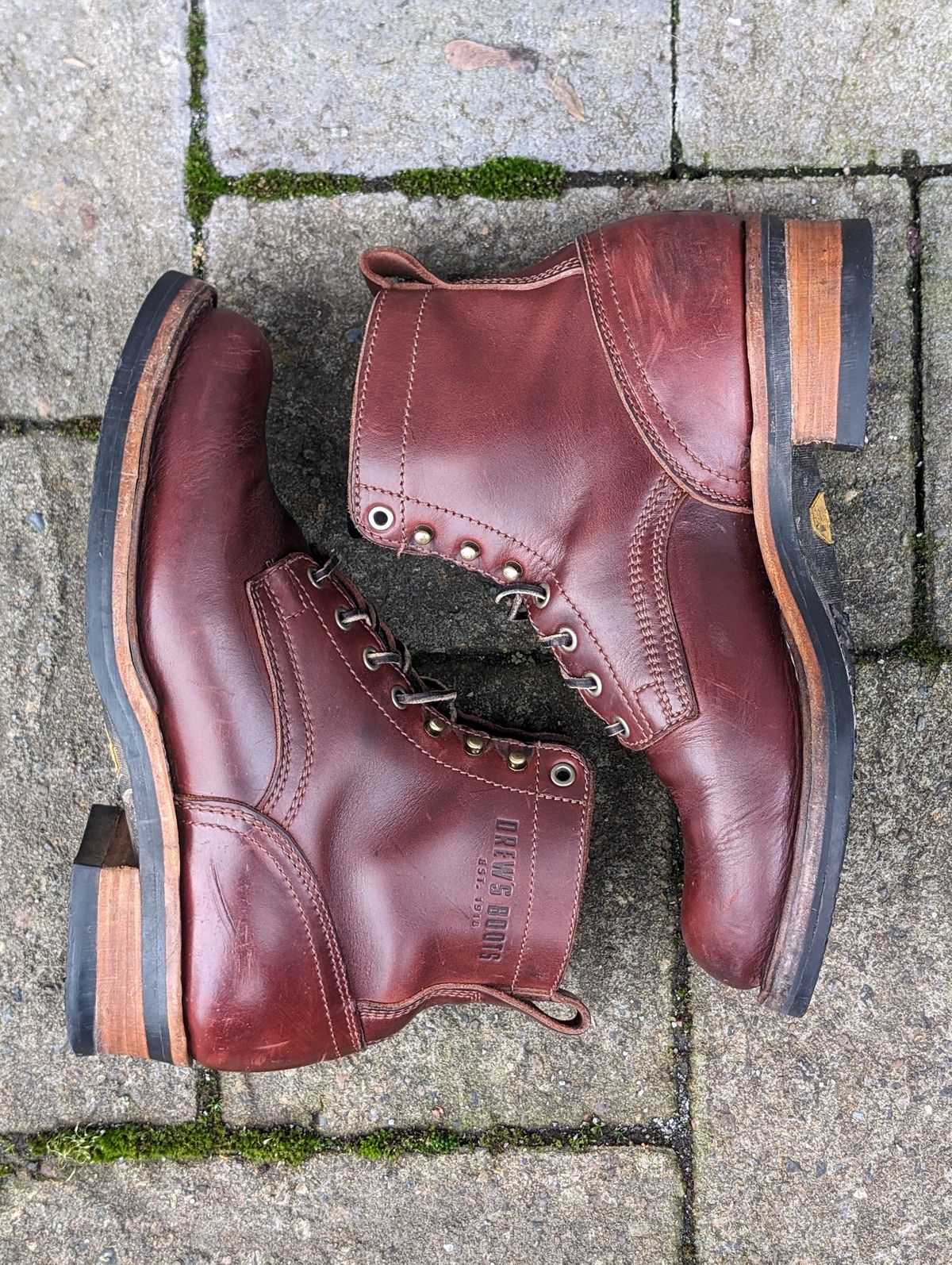 Photo by CanardGris on January 6, 2024 of the Drew's Boots 6-Inch Contractor in Rogue Smooth.