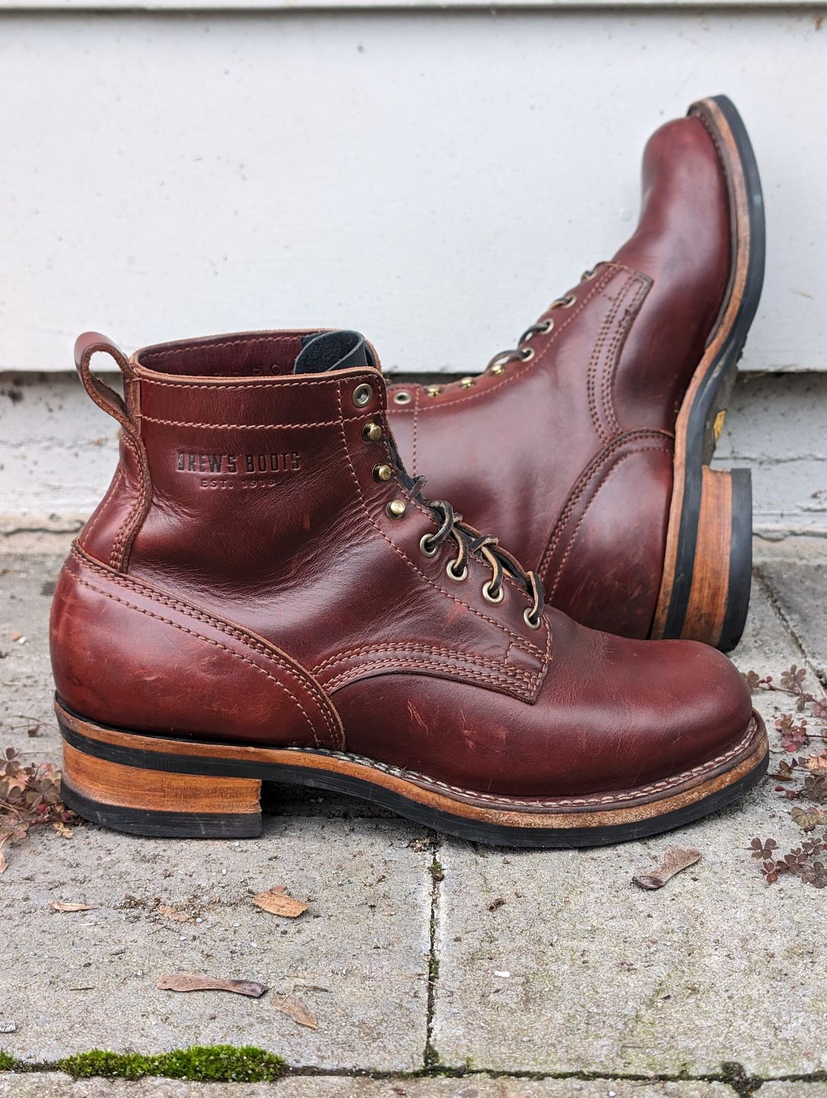 Photo by CanardGris on January 6, 2024 of the Drew's Boots 6-Inch Contractor in Rogue Smooth.