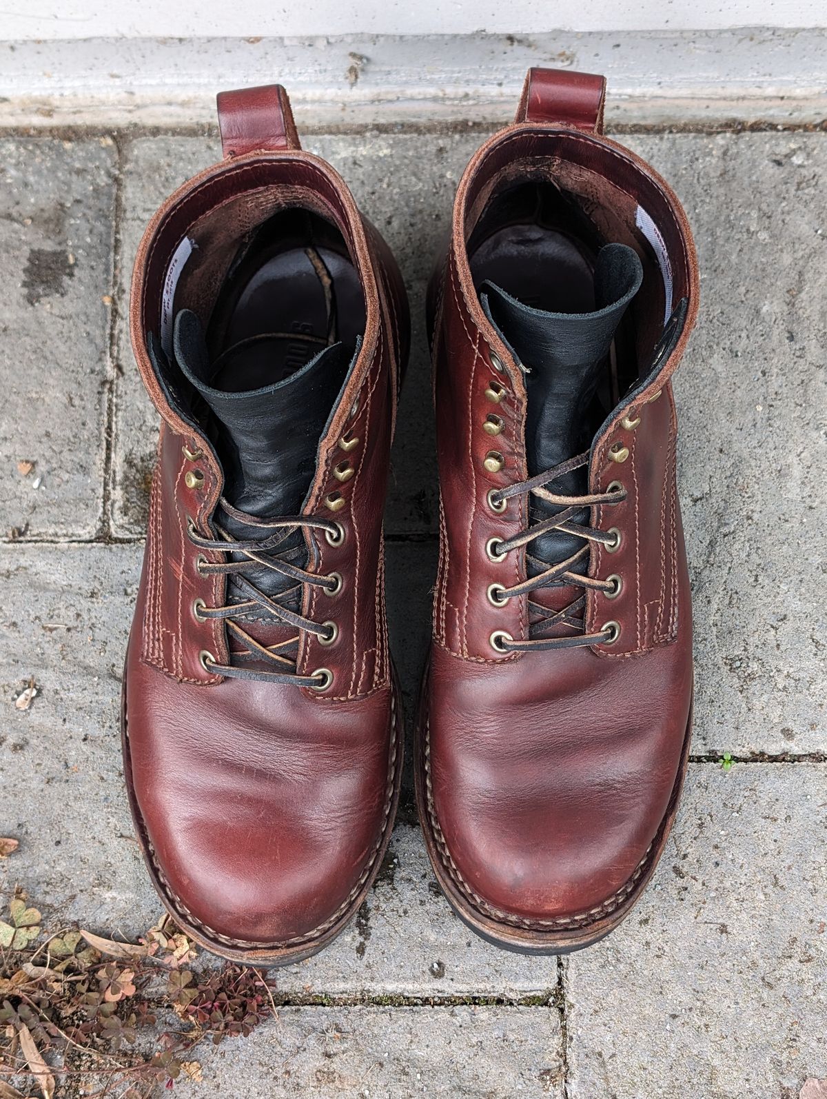Photo by CanardGris on January 6, 2024 of the Drew's Boots 6-Inch Contractor in Rogue Smooth.