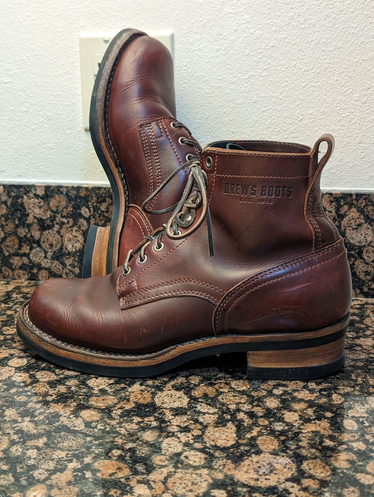 Photo by CanardGris on February 6, 2024 of the Drew's Boots 6-Inch Contractor in Rogue Smooth.