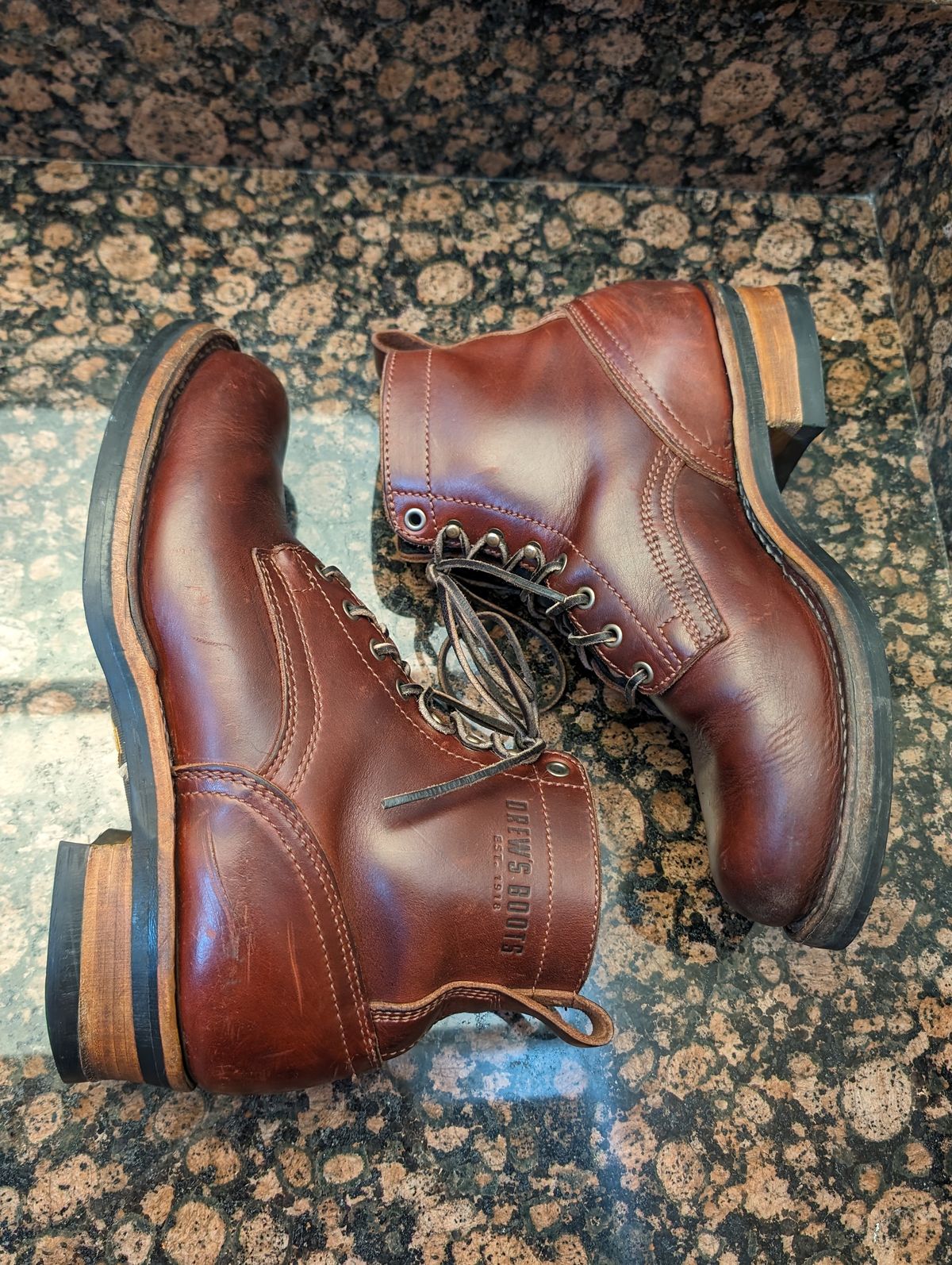 Photo by CanardGris on February 6, 2024 of the Drew's Boots 6-Inch Contractor in Rogue Smooth.