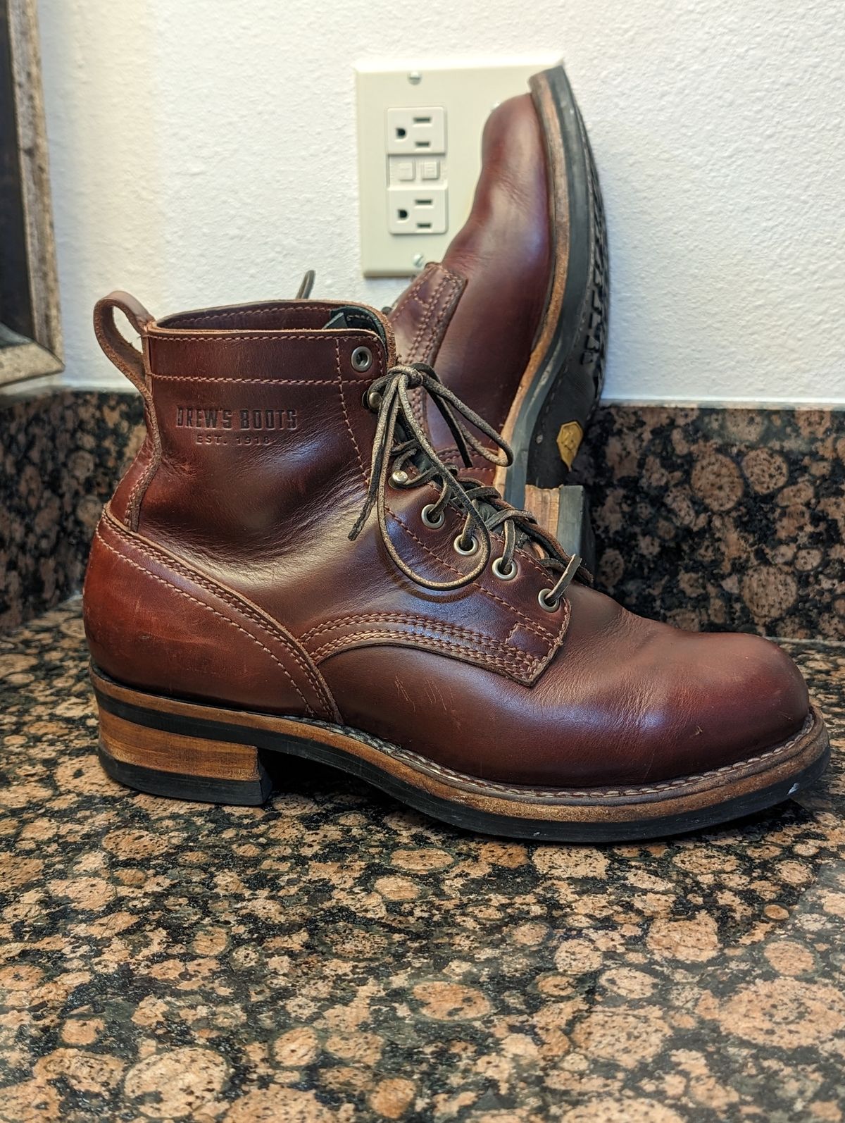 Photo by CanardGris on February 6, 2024 of the Drew's Boots 6-Inch Contractor in Rogue Smooth.