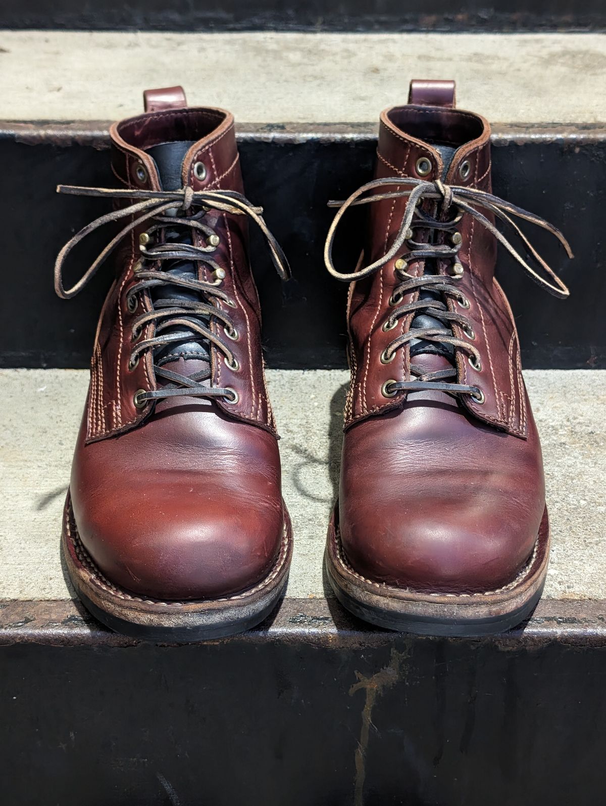 Photo by CanardGris on December 6, 2023 of the Drew's Boots 6-Inch Contractor in Rogue Smooth.