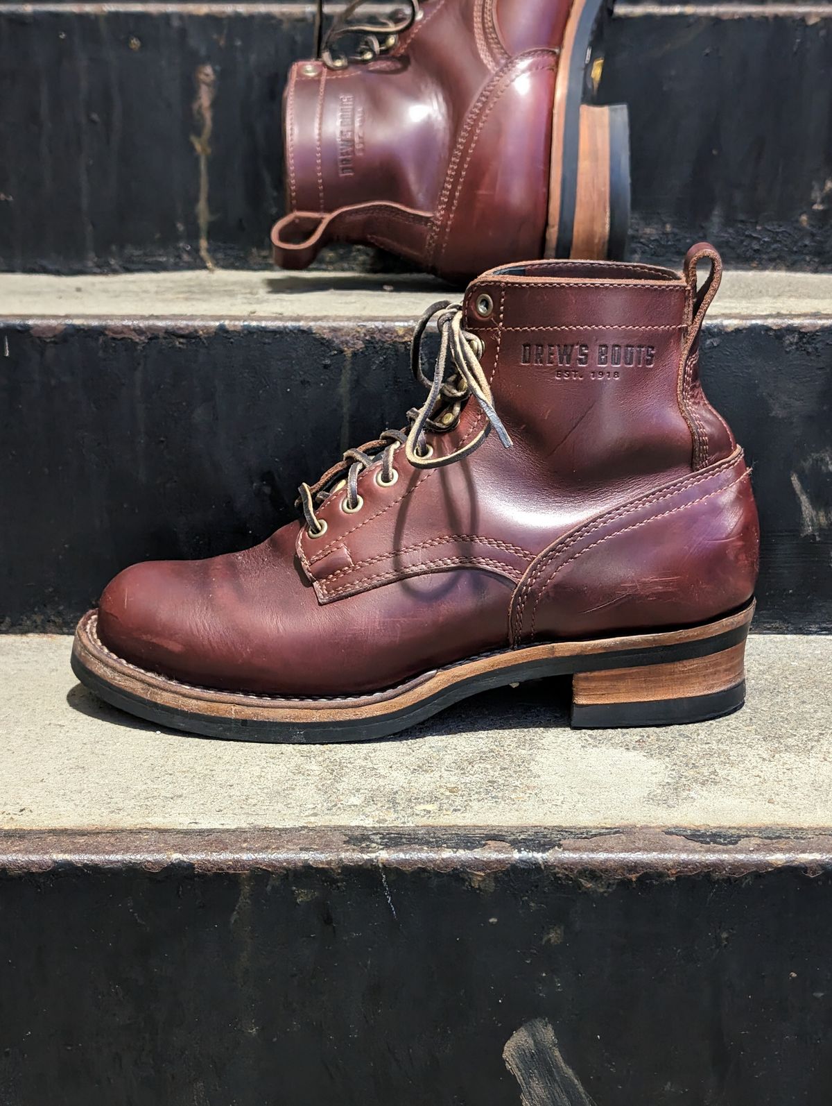 Photo by CanardGris on December 6, 2023 of the Drew's Boots 6-Inch Contractor in Rogue Smooth.