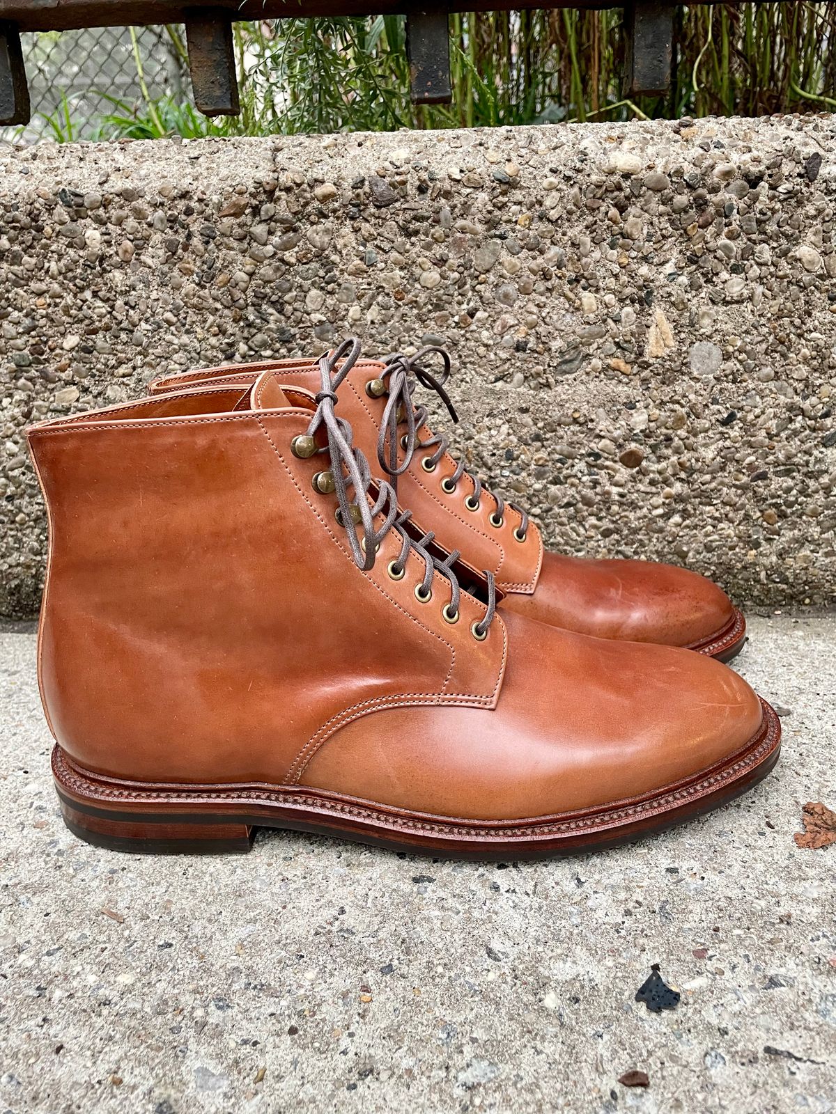 Photo by solestandcool on October 1, 2022 of the Grant Stone Edward Boot in Horween Honey Glazed Shell Cordovan.