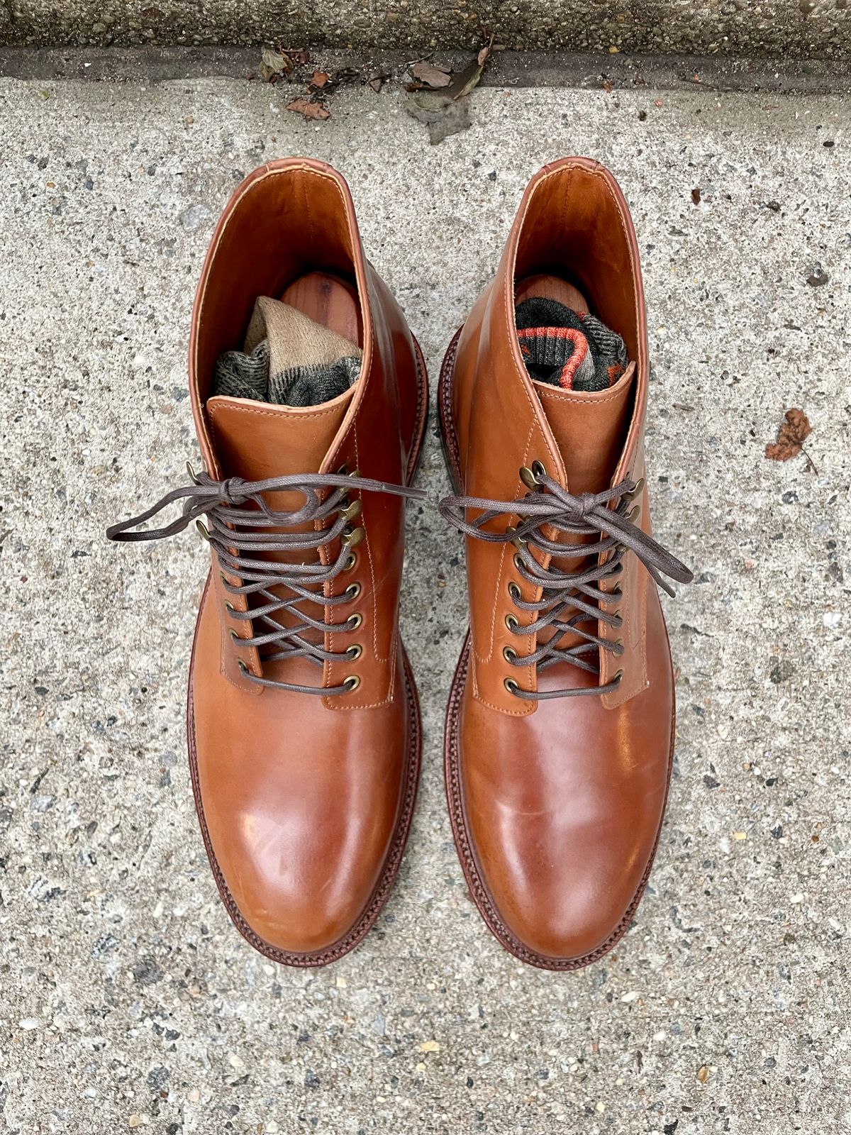 Photo by solestandcool on October 1, 2022 of the Grant Stone Edward Boot in Horween Honey Glazed Shell Cordovan.