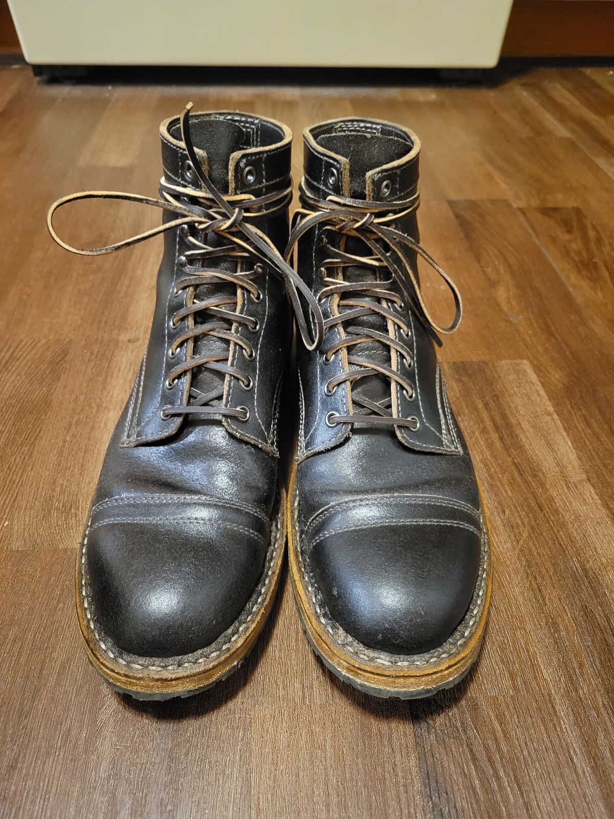 Photo by MagicBeardMan86 on November 4, 2023 of the White's MP-M1TC in Horween Black Waxed Flesh.