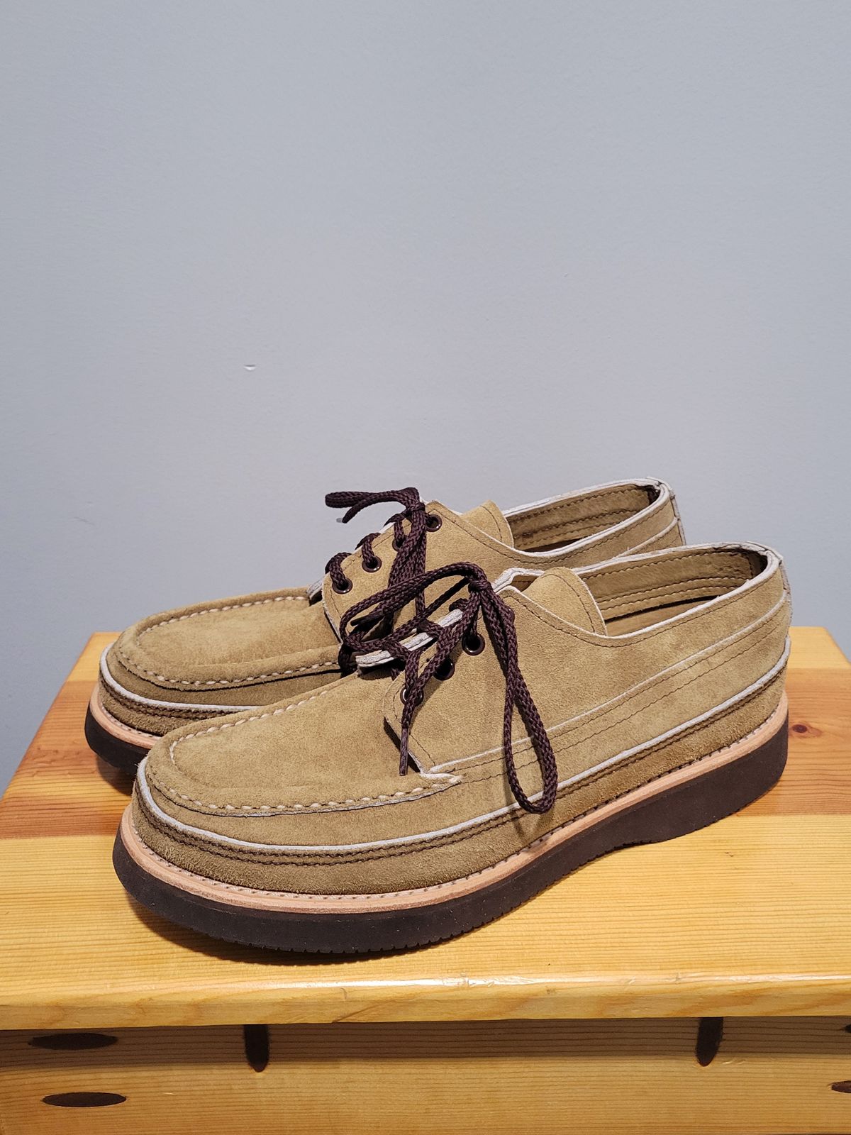 Photo by MagicBeardMan86 on October 6, 2024 of the Russell Moccasin Co. Fishing Oxford in Tan Laramie Suede.