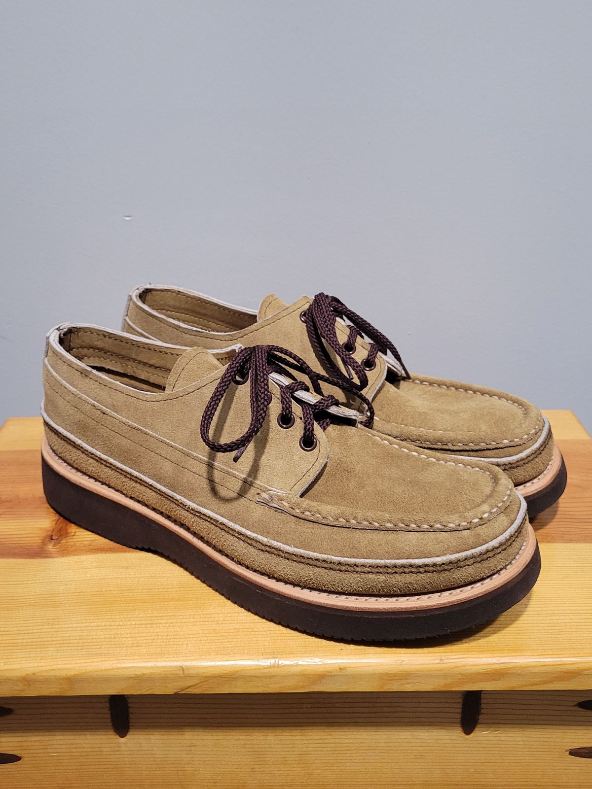 Photo by MagicBeardMan86 on October 6, 2024 of the Russell Moccasin Co. Fishing Oxford in Tan Laramie Suede.