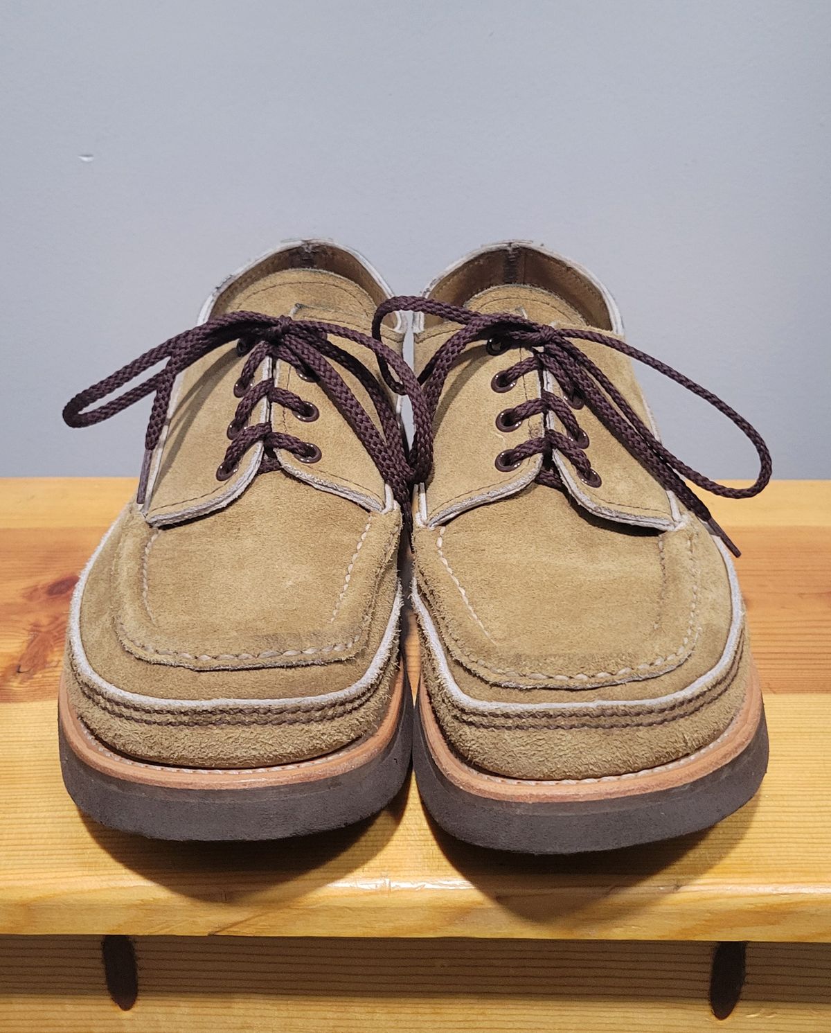Photo by MagicBeardMan86 on November 5, 2024 of the Russell Moccasin Co. Fishing Oxford in Tan Laramie Suede.