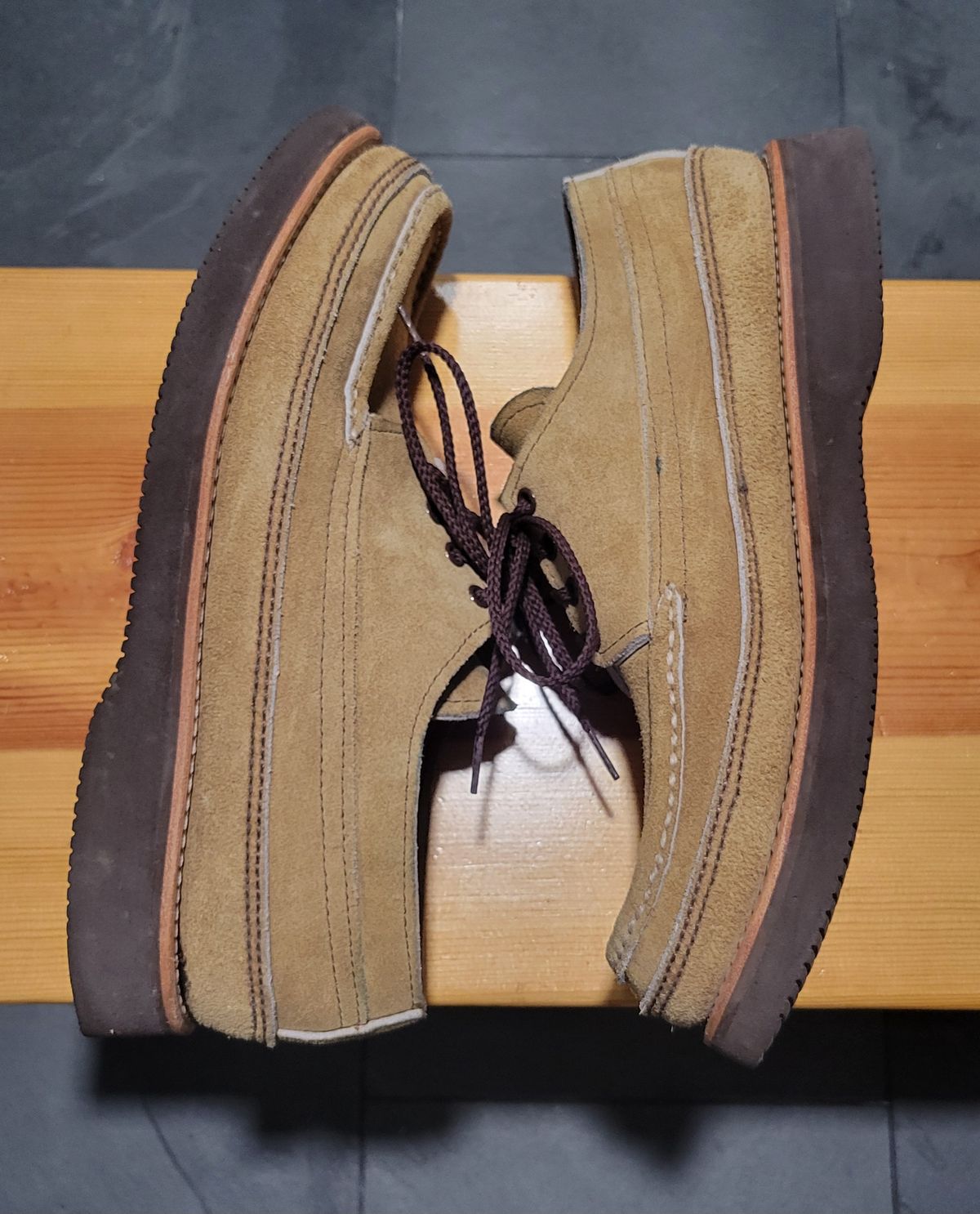 Photo by MagicBeardMan86 on November 5, 2024 of the Russell Moccasin Co. Fishing Oxford in Tan Laramie Suede.