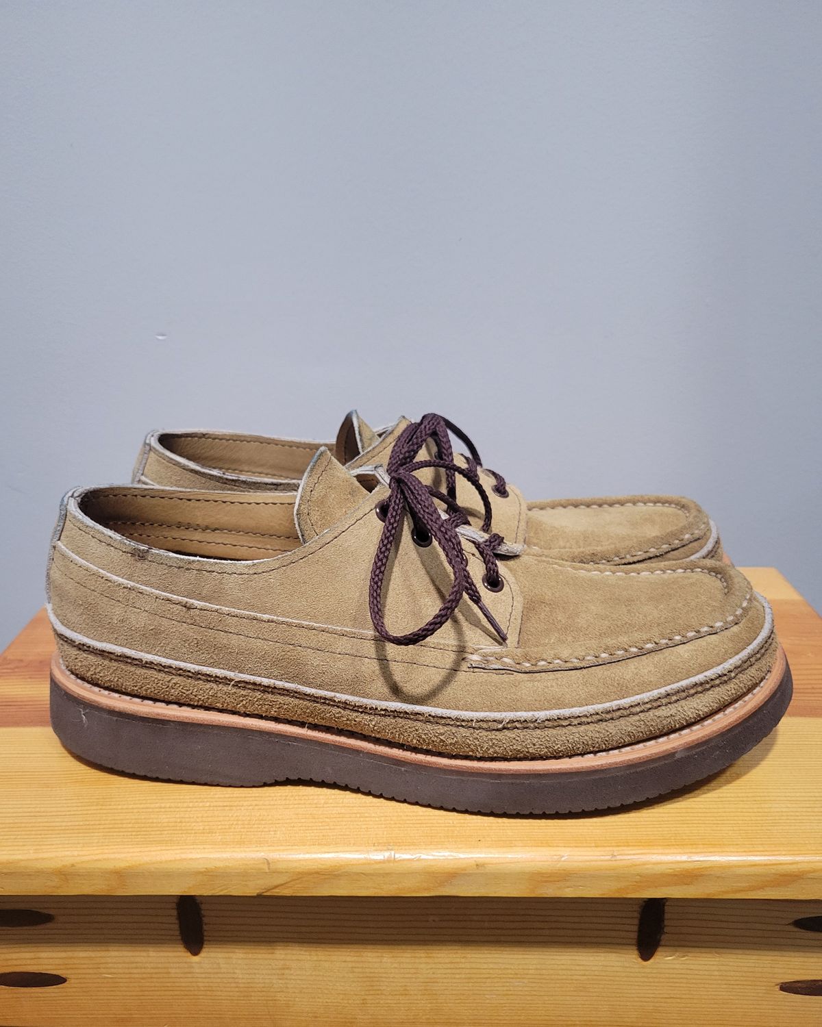 Photo by MagicBeardMan86 on November 5, 2024 of the Russell Moccasin Co. Fishing Oxford in Tan Laramie Suede.