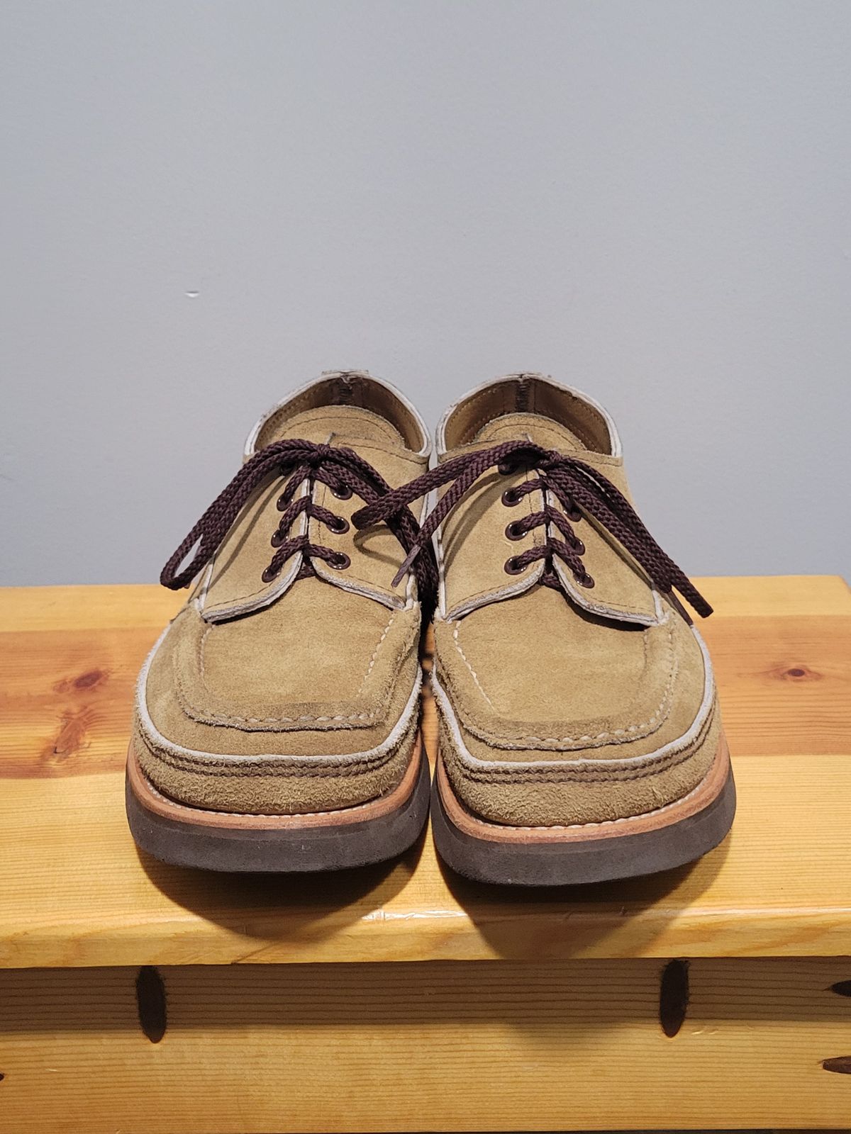Photo by MagicBeardMan86 on December 5, 2024 of the Russell Moccasin Co. Fishing Oxford in Tan Laramie Suede.
