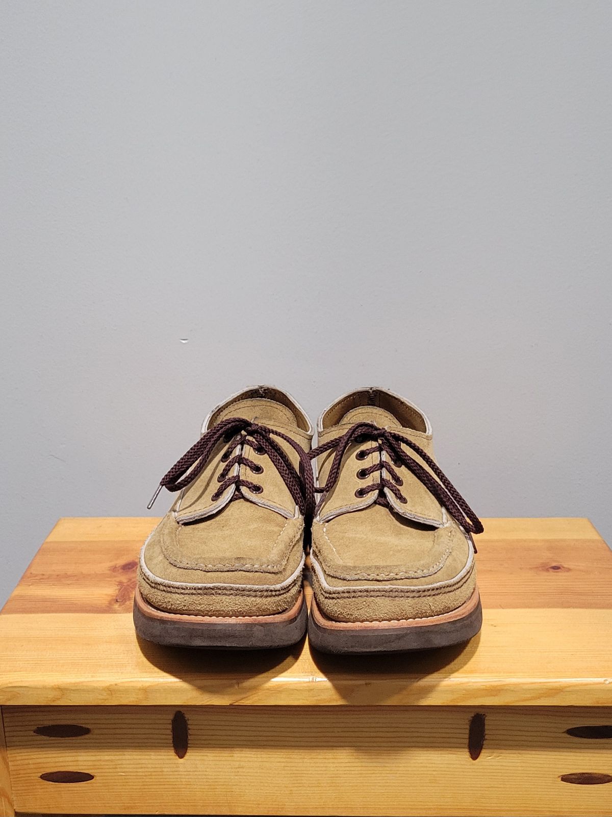 Photo by MagicBeardMan86 on January 4, 2025 of the Russell Moccasin Co. Fishing Oxford in Tan Laramie Suede.