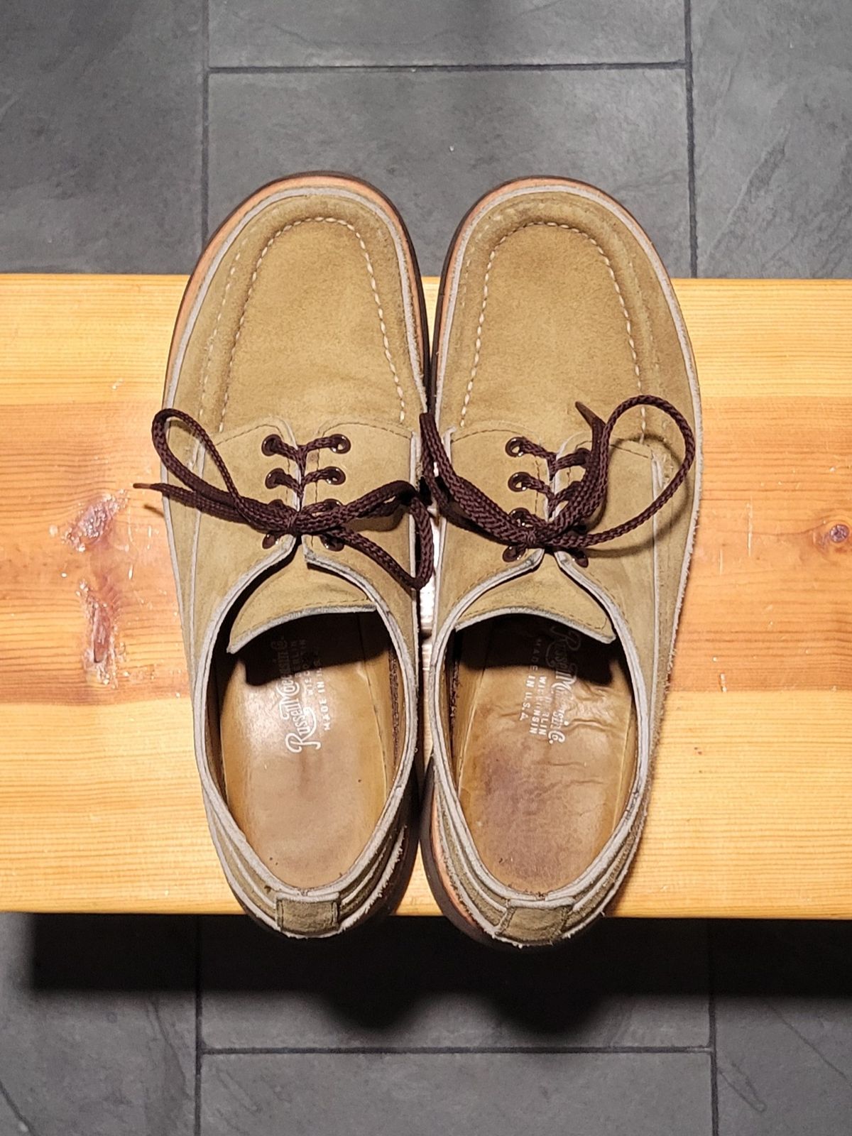 Photo by MagicBeardMan86 on January 4, 2025 of the Russell Moccasin Co. Fishing Oxford in Tan Laramie Suede.