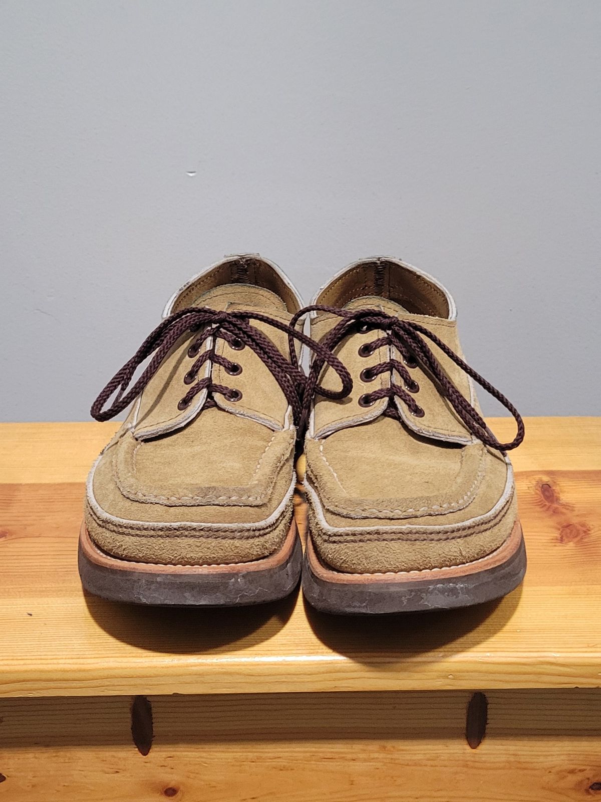 Photo by MagicBeardMan86 on February 4, 2025 of the Russell Moccasin Co. Fishing Oxford in Tan Laramie Suede.