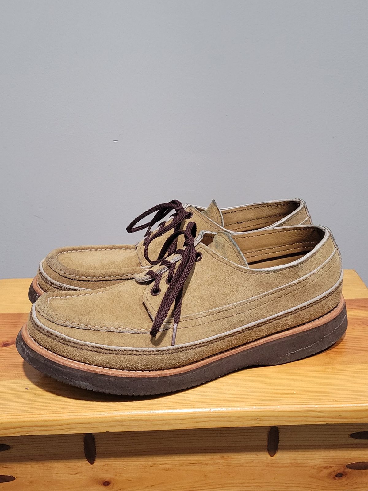 Photo by MagicBeardMan86 on February 4, 2025 of the Russell Moccasin Co. Fishing Oxford in Tan Laramie Suede.