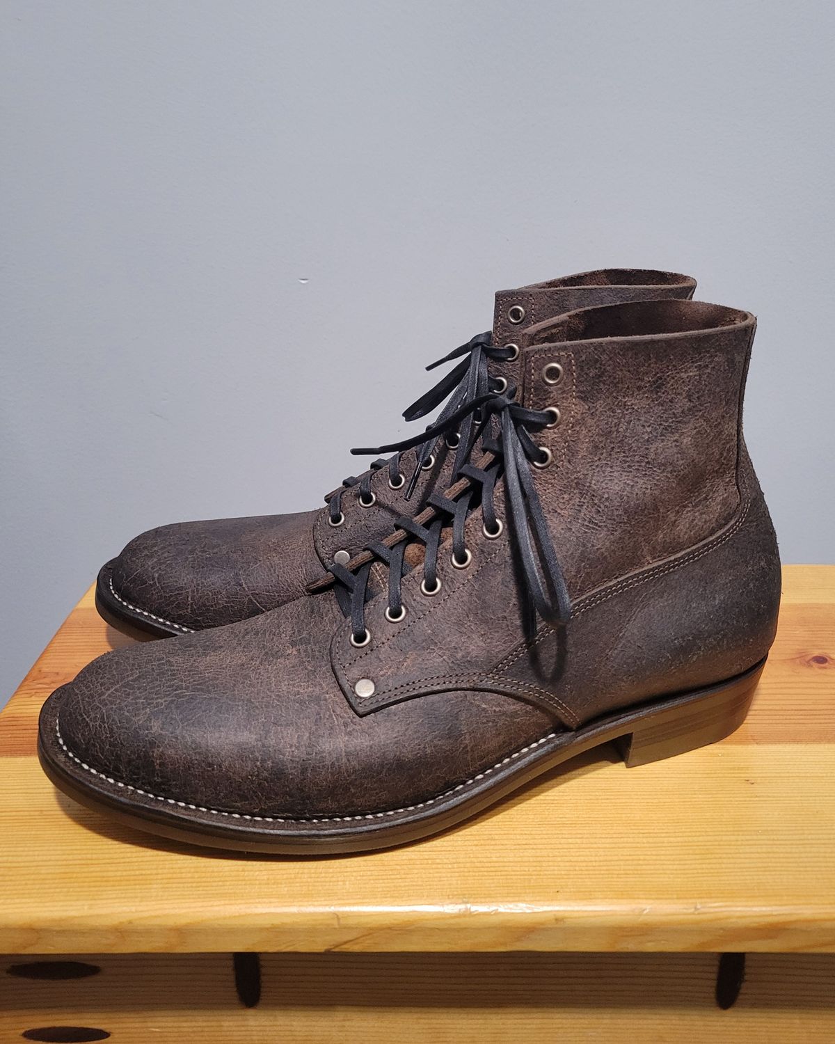 Photo by MagicBeardMan86 on October 2, 2024 of the NF Bootmaker Fritz Boot in C.F. Stead Stone Waxy Mohawk.