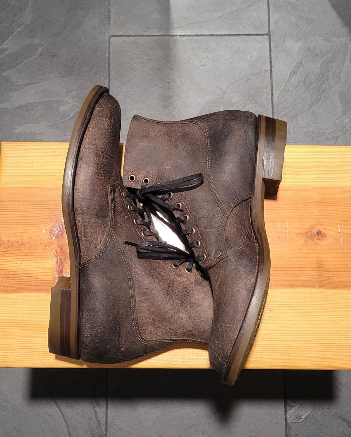 Photo by MagicBeardMan86 on October 2, 2024 of the NF Bootmaker Fritz Boot in C.F. Stead Stone Waxy Mohawk.