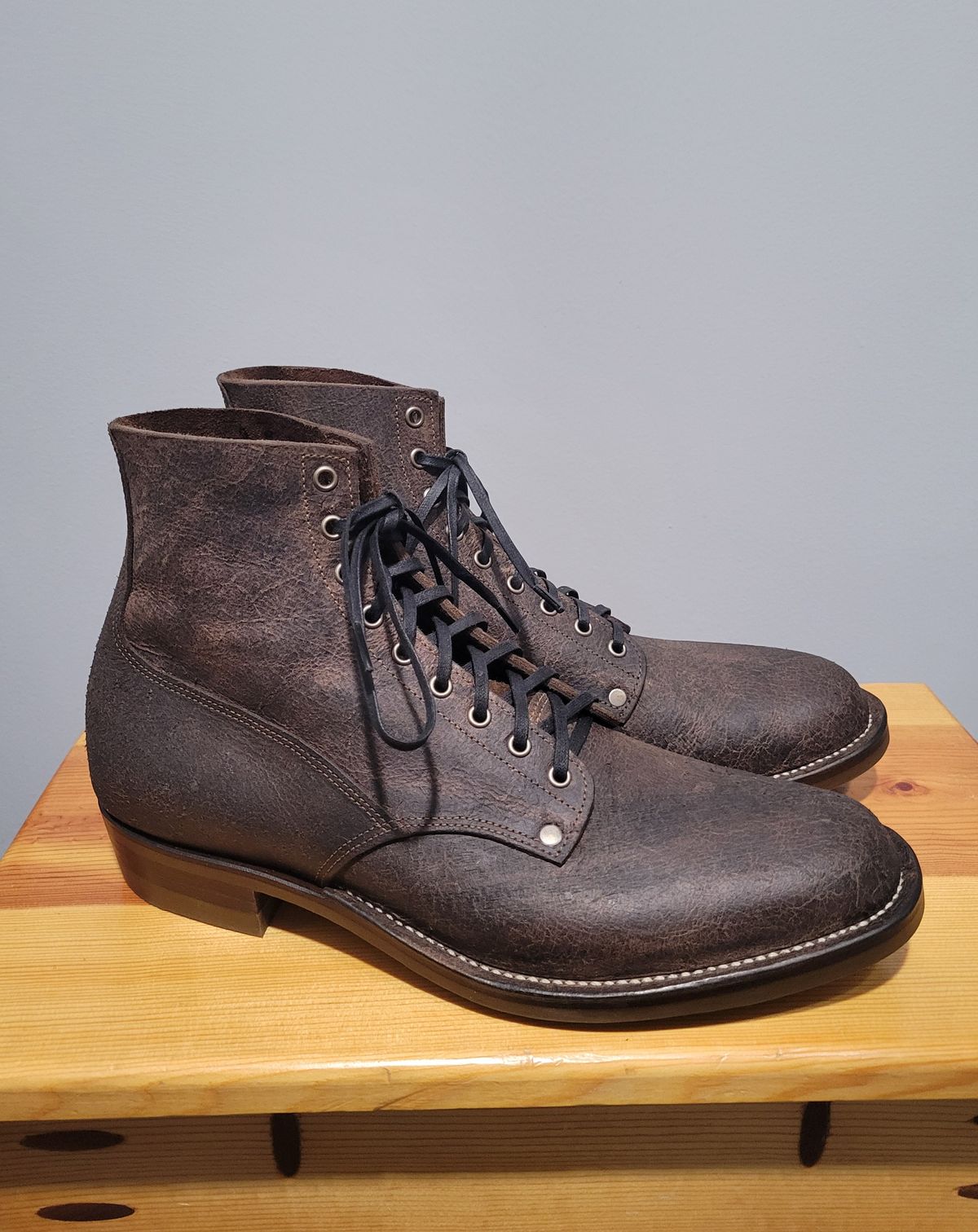 Photo by MagicBeardMan86 on October 2, 2024 of the NF Bootmaker Fritz Boot in C.F. Stead Stone Waxy Mohawk.
