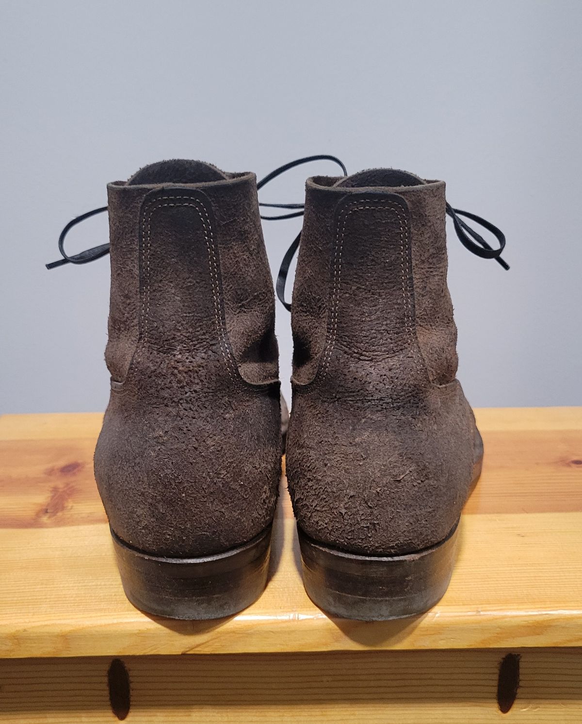 Photo by MagicBeardMan86 on November 5, 2024 of the NF Bootmaker Fritz Boot in C.F. Stead Stone Waxy Mohawk.