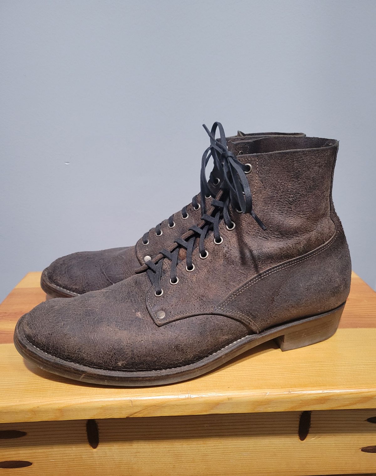 Photo by MagicBeardMan86 on November 5, 2024 of the NF Bootmaker Fritz Boot in C.F. Stead Stone Waxy Mohawk.