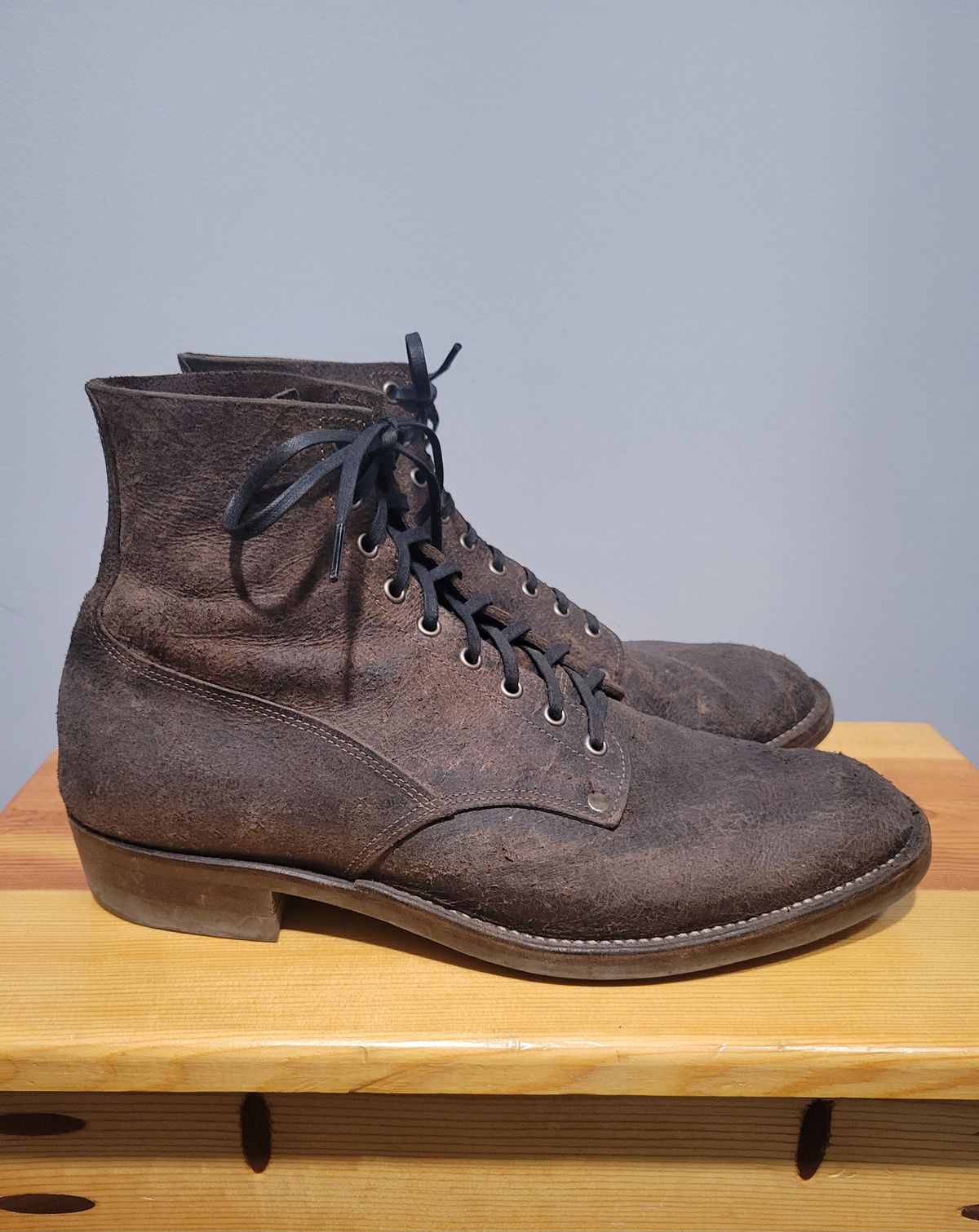 Photo by MagicBeardMan86 on November 5, 2024 of the NF Bootmaker Fritz Boot in C.F. Stead Stone Waxy Mohawk.