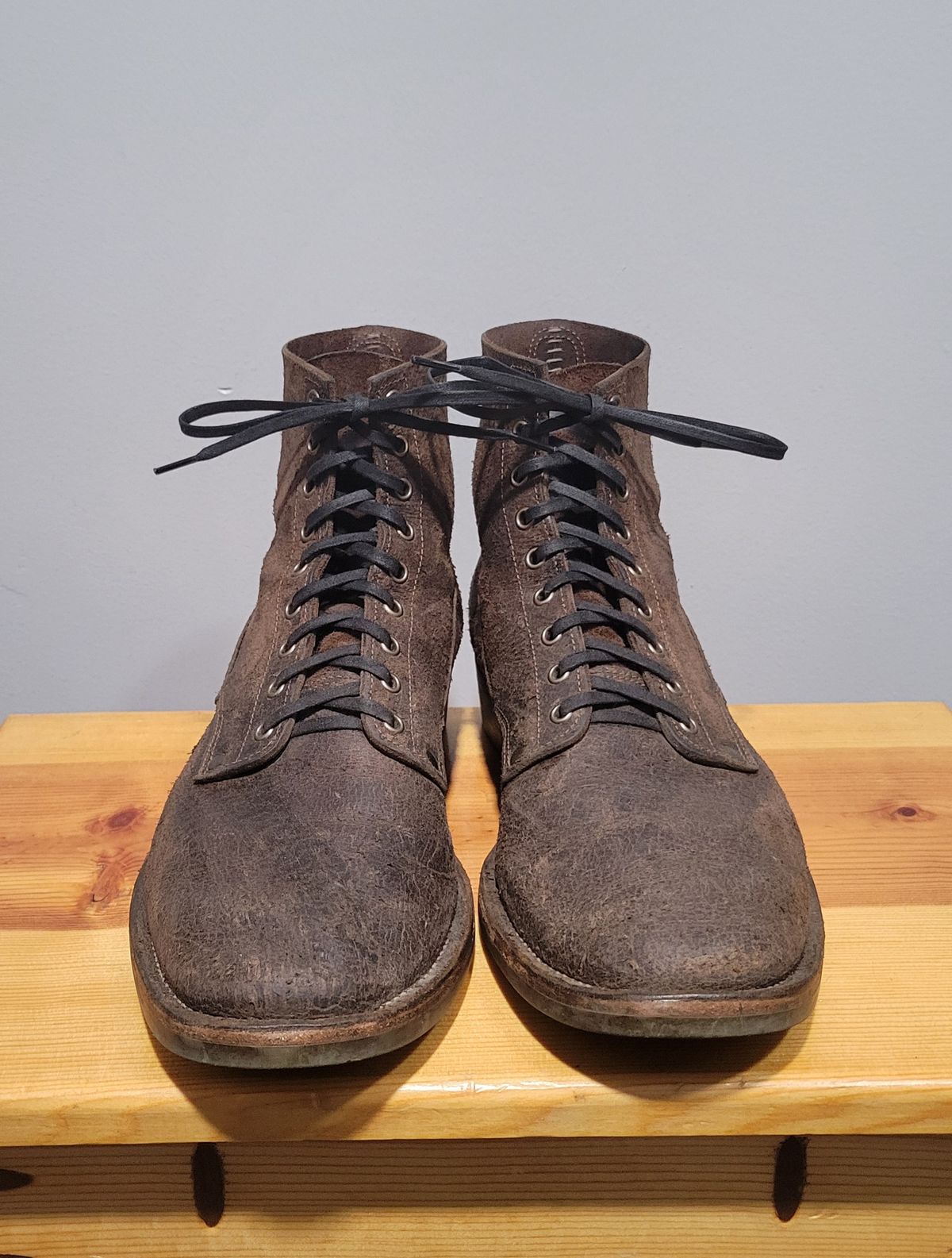 Photo by MagicBeardMan86 on December 5, 2024 of the NF Bootmaker Fritz Boot in C.F. Stead Stone Waxy Mohawk.