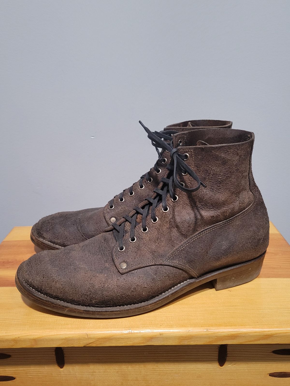 Photo by MagicBeardMan86 on December 5, 2024 of the NF Bootmaker Fritz Boot in C.F. Stead Stone Waxy Mohawk.