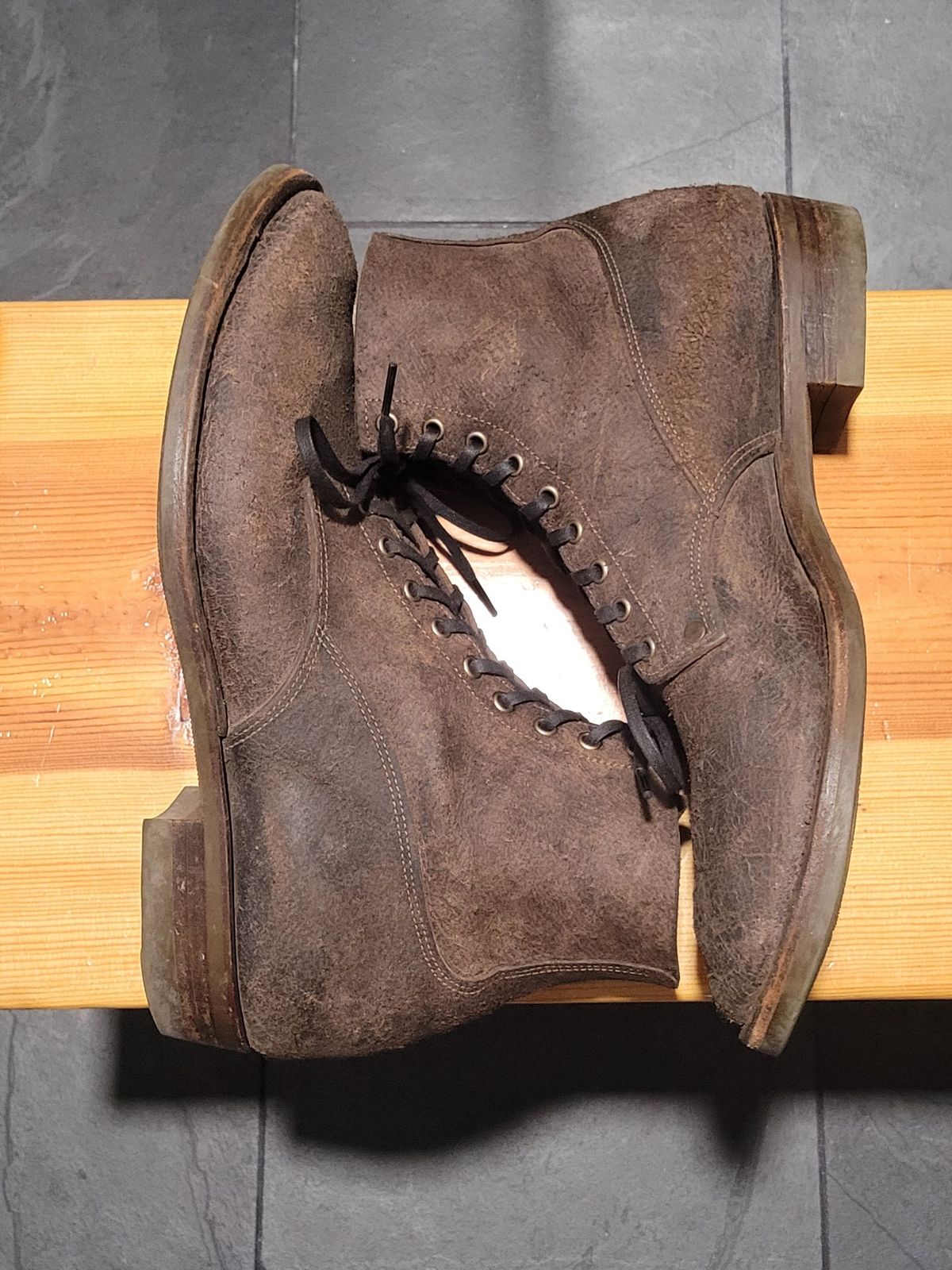 Photo by MagicBeardMan86 on December 5, 2024 of the NF Bootmaker Fritz Boot in C.F. Stead Stone Waxy Mohawk.