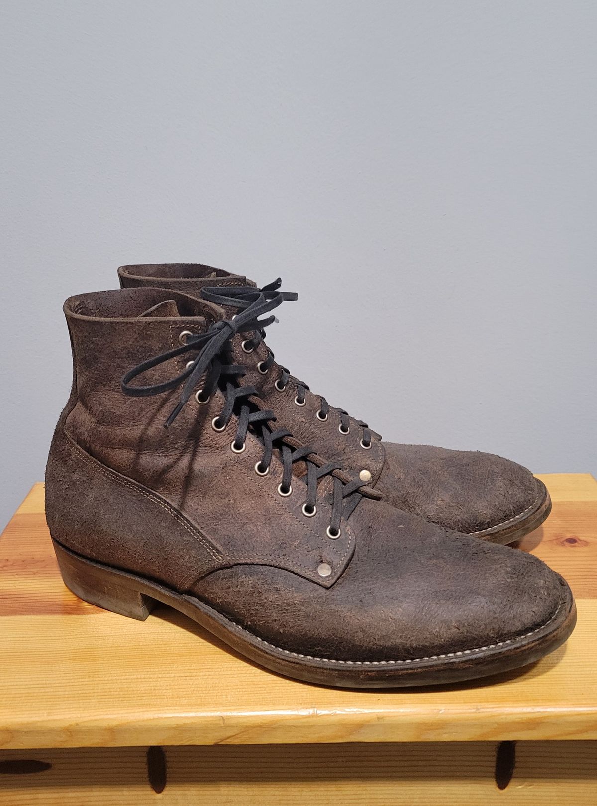 Photo by MagicBeardMan86 on December 5, 2024 of the NF Bootmaker Fritz Boot in C.F. Stead Stone Waxy Mohawk.
