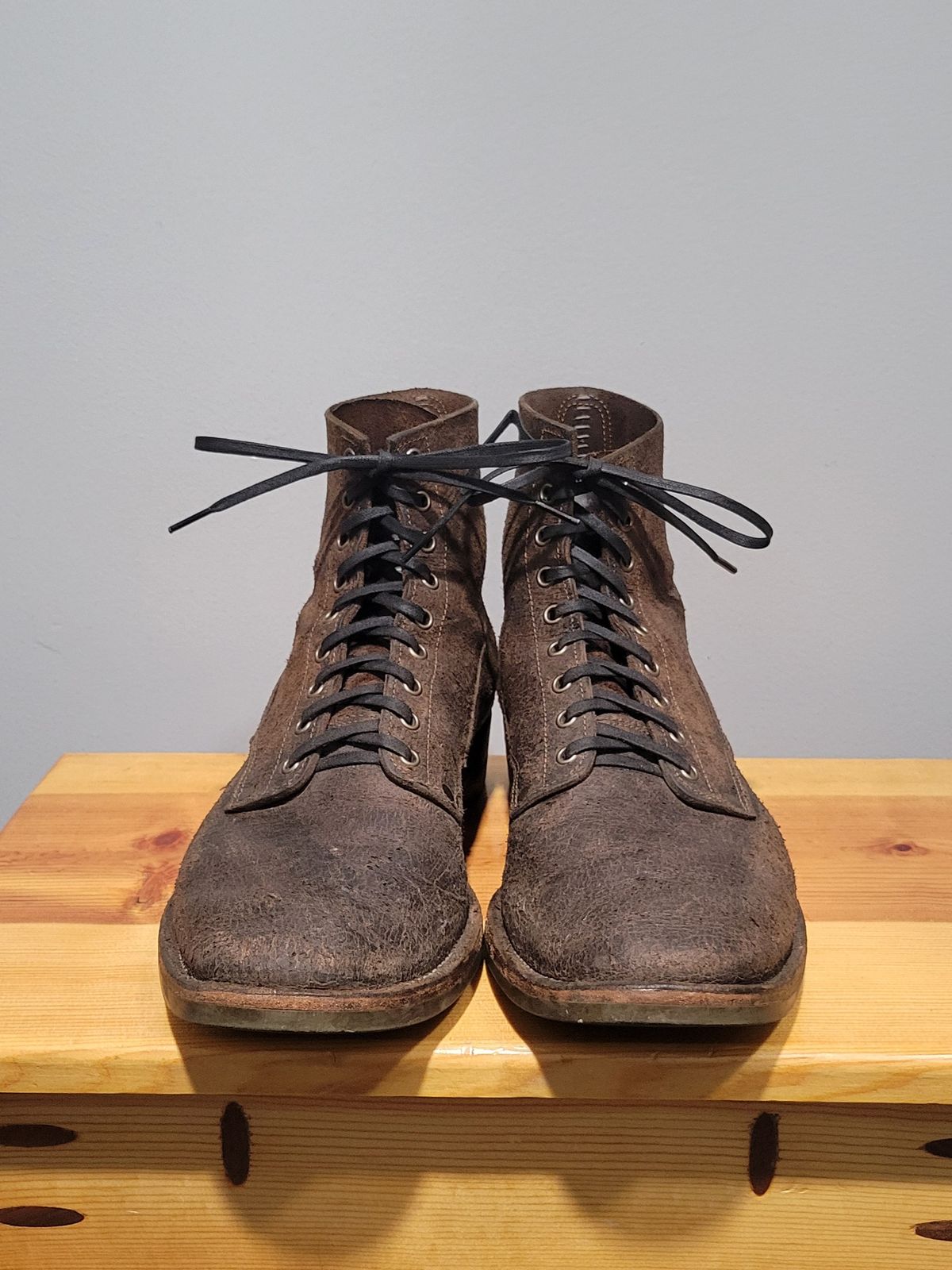 Photo by MagicBeardMan86 on January 4, 2025 of the NF Bootmaker Fritz Boot in C.F. Stead Stone Waxy Mohawk.