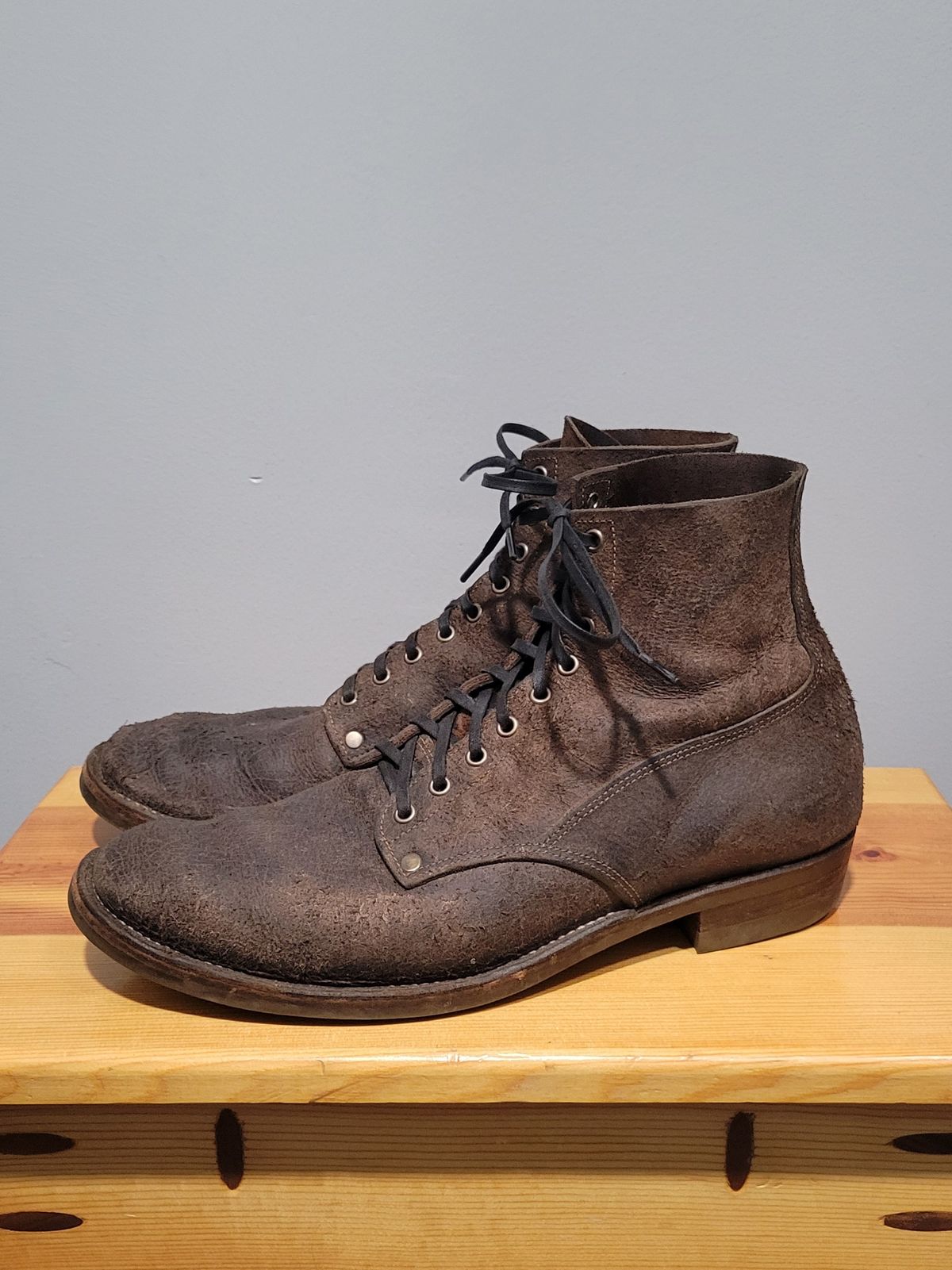Photo by MagicBeardMan86 on January 4, 2025 of the NF Bootmaker Fritz Boot in C.F. Stead Stone Waxy Mohawk.