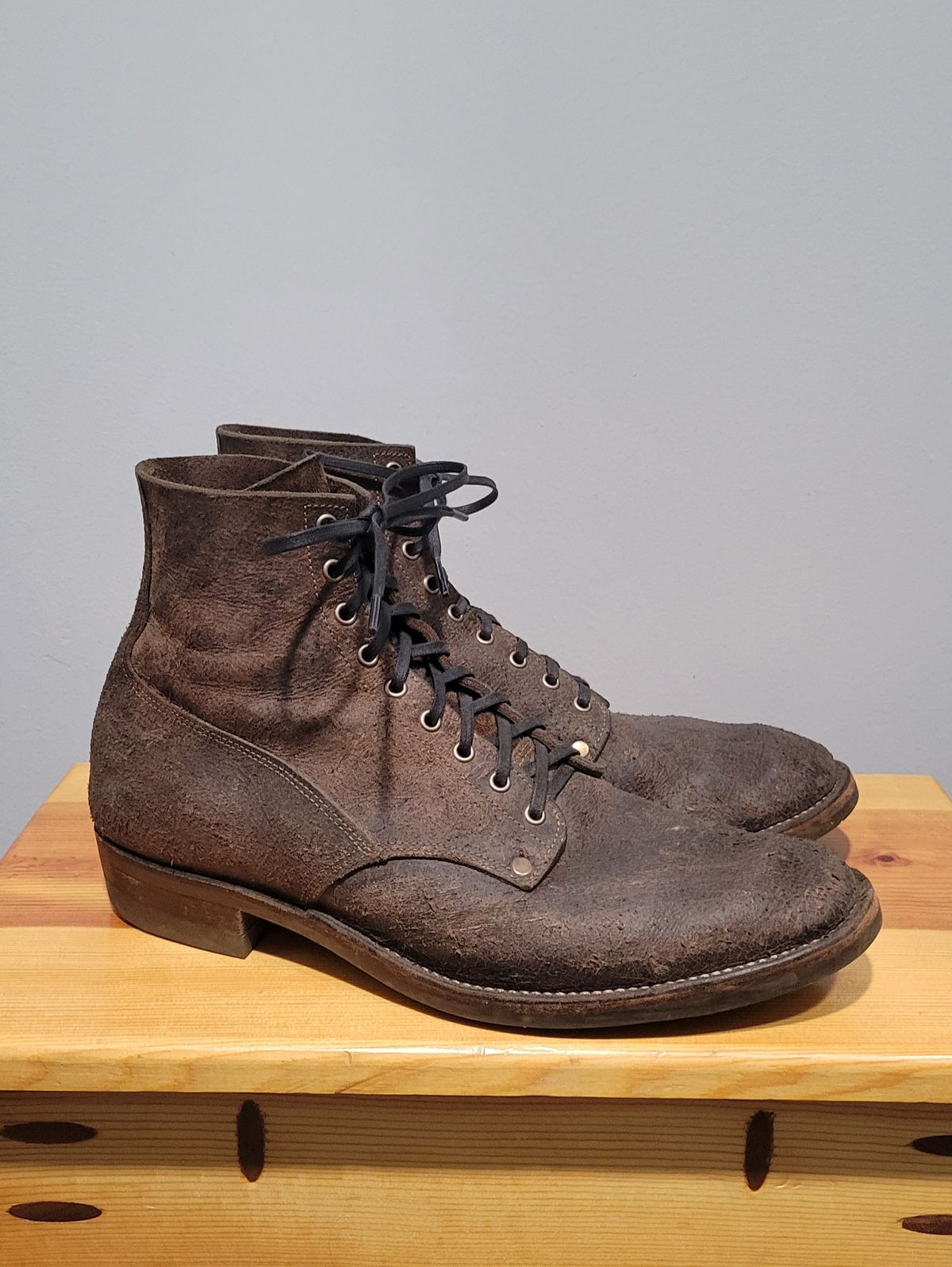 Photo by MagicBeardMan86 on January 4, 2025 of the NF Bootmaker Fritz Boot in C.F. Stead Stone Waxy Mohawk.