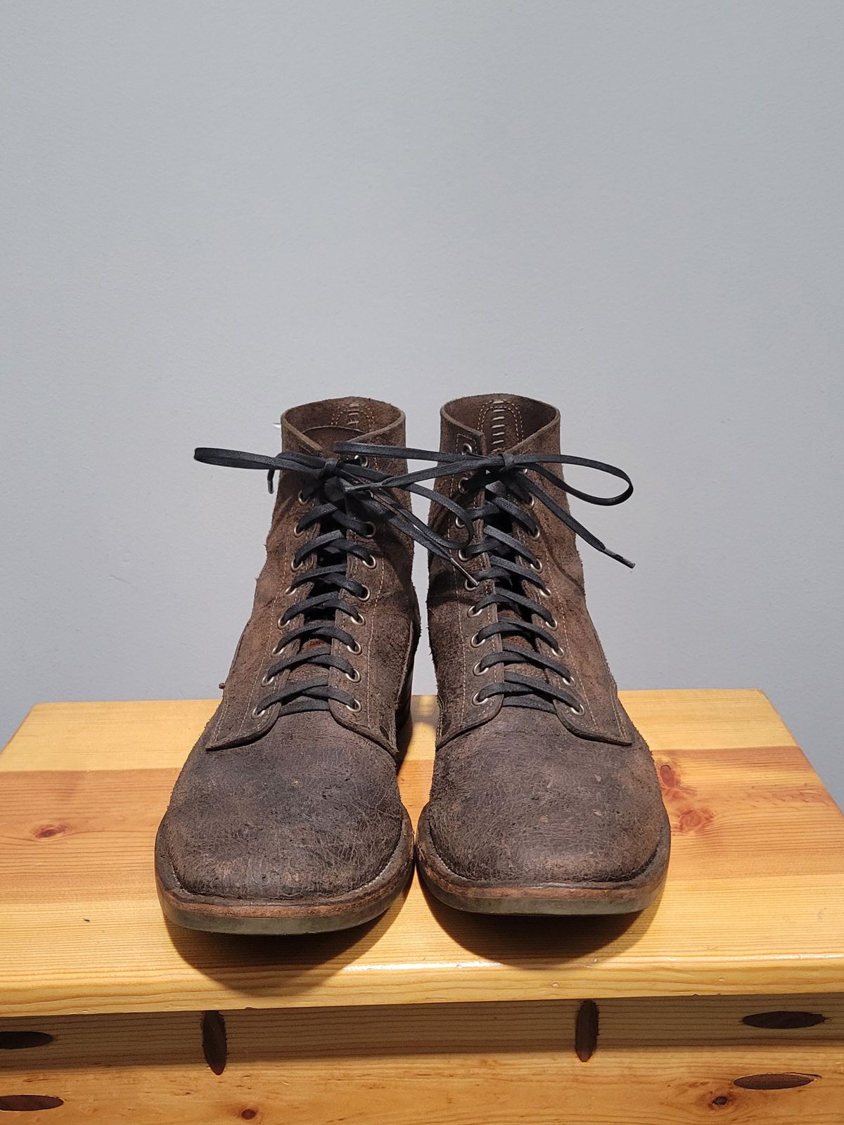 Photo by MagicBeardMan86 on February 4, 2025 of the NF Bootmaker Fritz Boot in C.F. Stead Stone Waxy Mohawk.