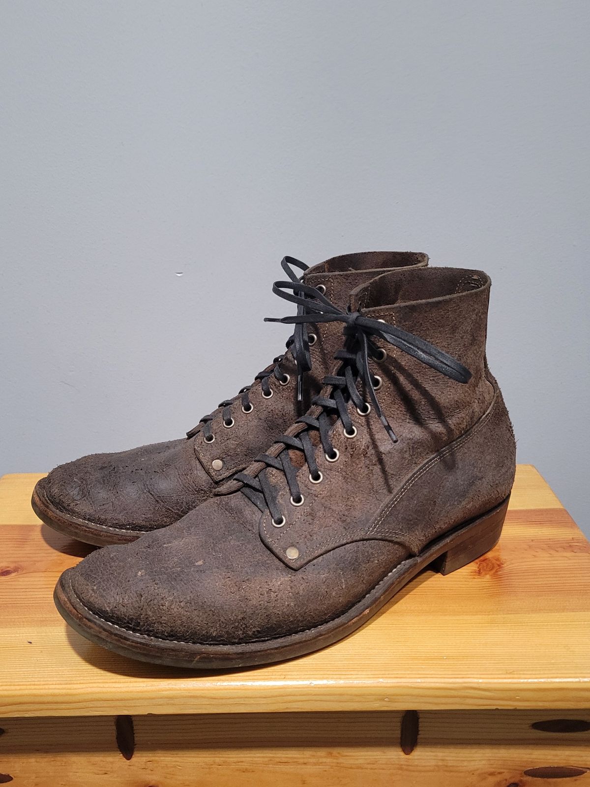 Photo by MagicBeardMan86 on February 4, 2025 of the NF Bootmaker Fritz Boot in C.F. Stead Stone Waxy Mohawk.