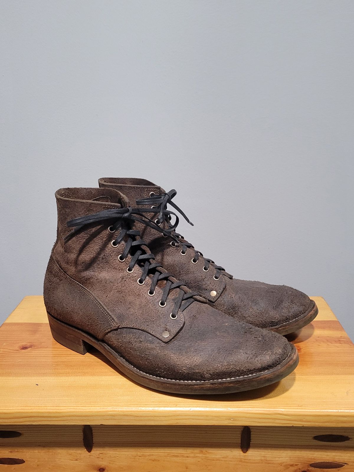 Photo by MagicBeardMan86 on February 4, 2025 of the NF Bootmaker Fritz Boot in C.F. Stead Stone Waxy Mohawk.