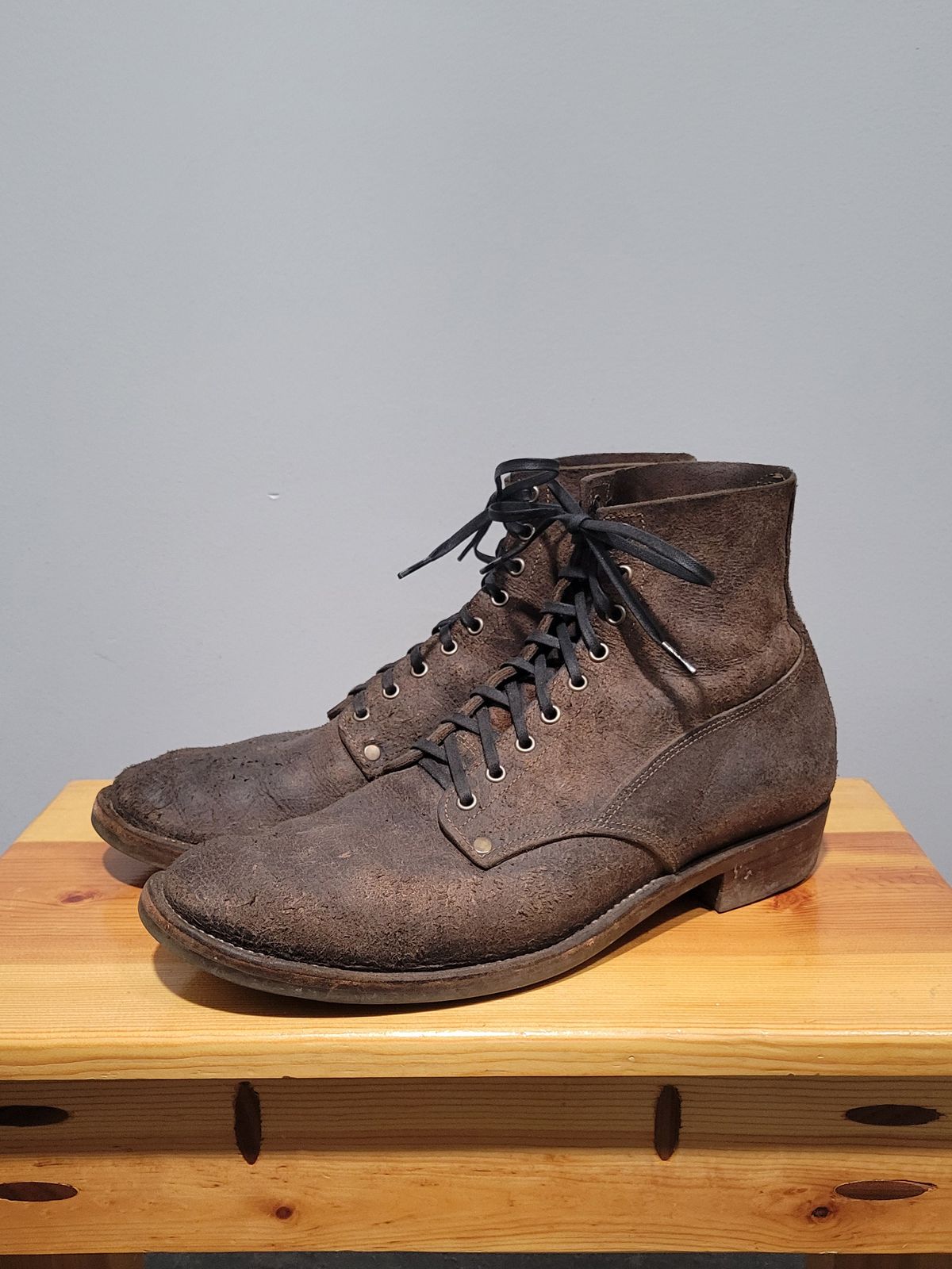 Photo by MagicBeardMan86 on March 5, 2025 of the NF Bootmaker Fritz Boot in C.F. Stead Stone Waxy Mohawk.