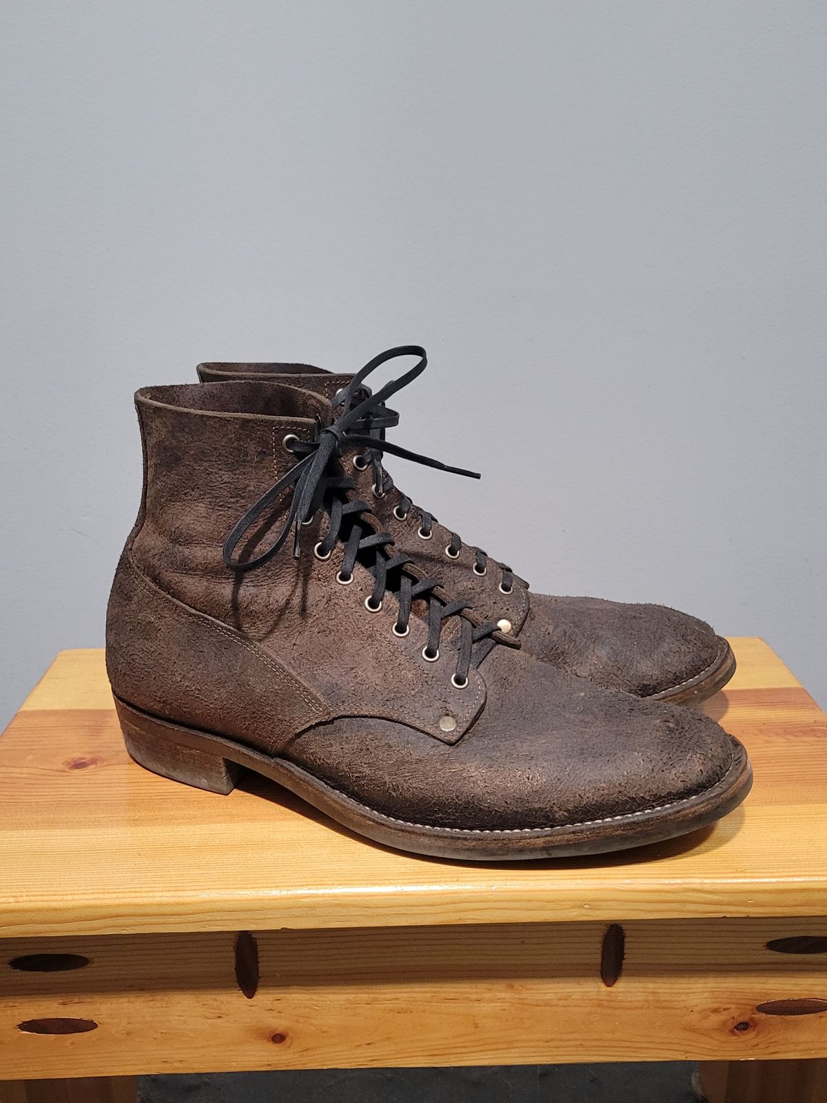 Photo by MagicBeardMan86 on March 5, 2025 of the NF Bootmaker Fritz Boot in C.F. Stead Stone Waxy Mohawk.