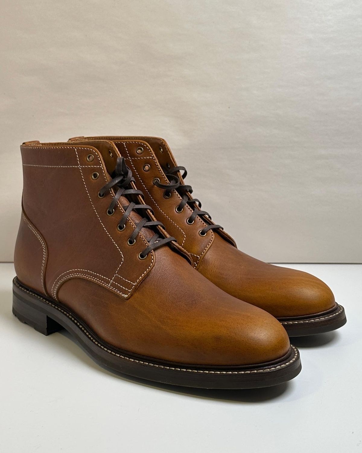 Photo by ChrisoftheW on January 8, 2023 of the Caswell Boot Company Lisbon in C.F. Stead Caramel Classic Oiled Shoulder.