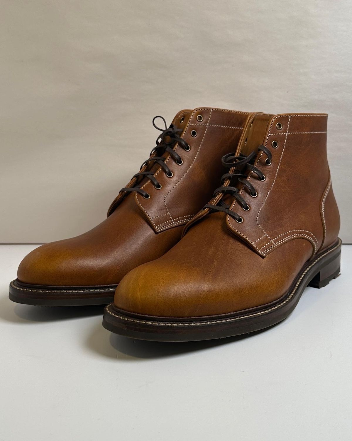 Photo by ChrisoftheW on January 8, 2023 of the Caswell Boot Company Lisbon in C.F. Stead Caramel Classic Oiled Shoulder.