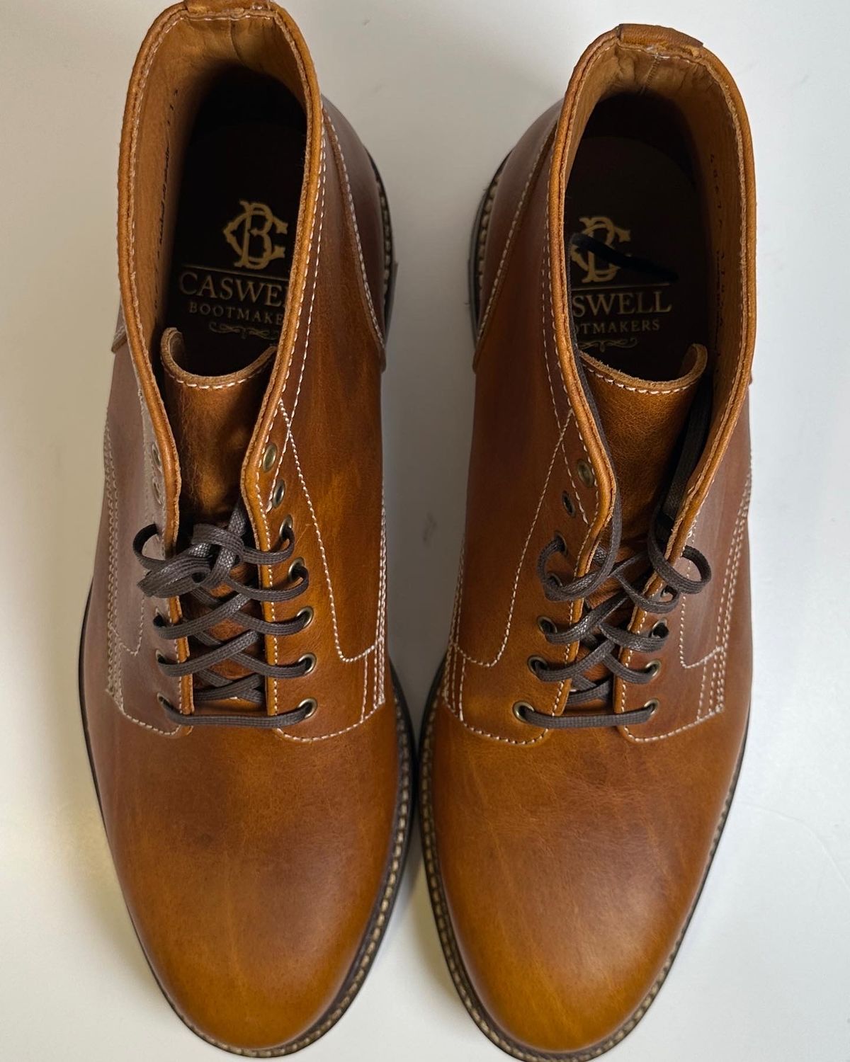 Photo by ChrisoftheW on January 8, 2023 of the Caswell Boot Company Lisbon in C.F. Stead Caramel Classic Oiled Shoulder.