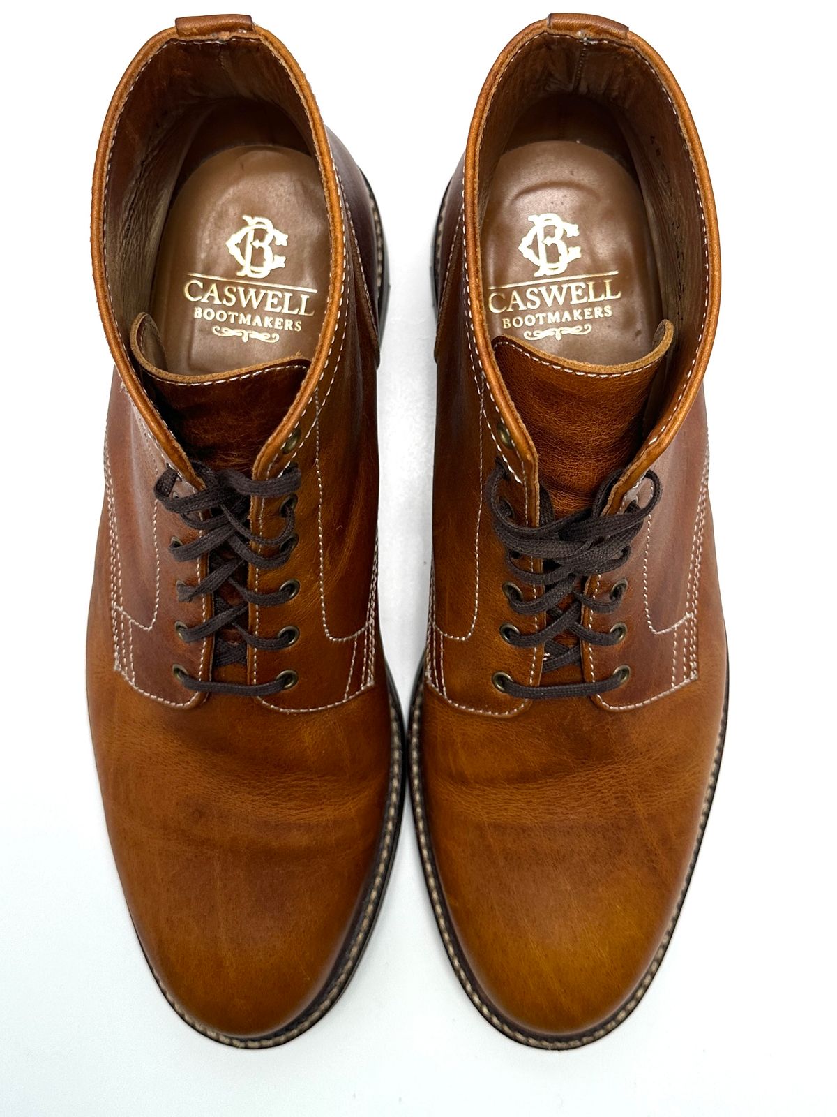 Photo by ChrisoftheW on August 11, 2023 of the Caswell Boot Company Lisbon in C.F. Stead Caramel Classic Oiled Shoulder.