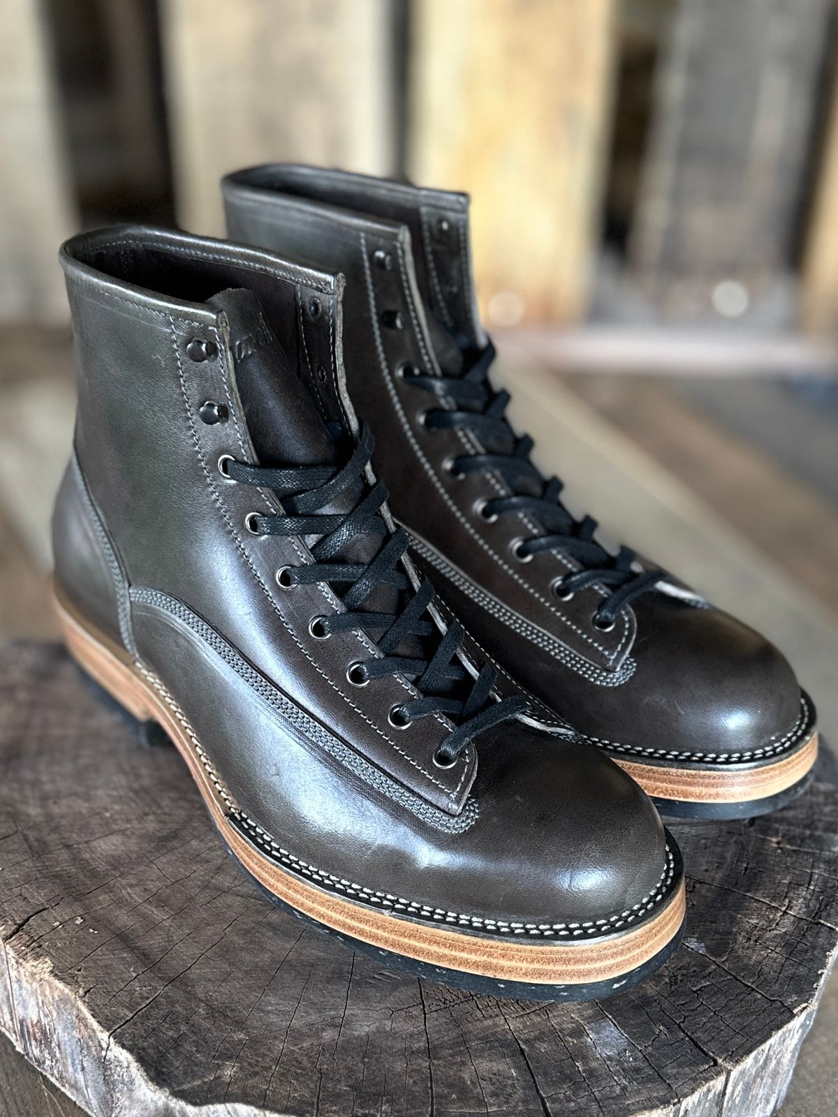 Photo by ChrisoftheW on October 5, 2025 of the Caswell Boot Company Carver in Maryam Graphite TPR Horsebutt.