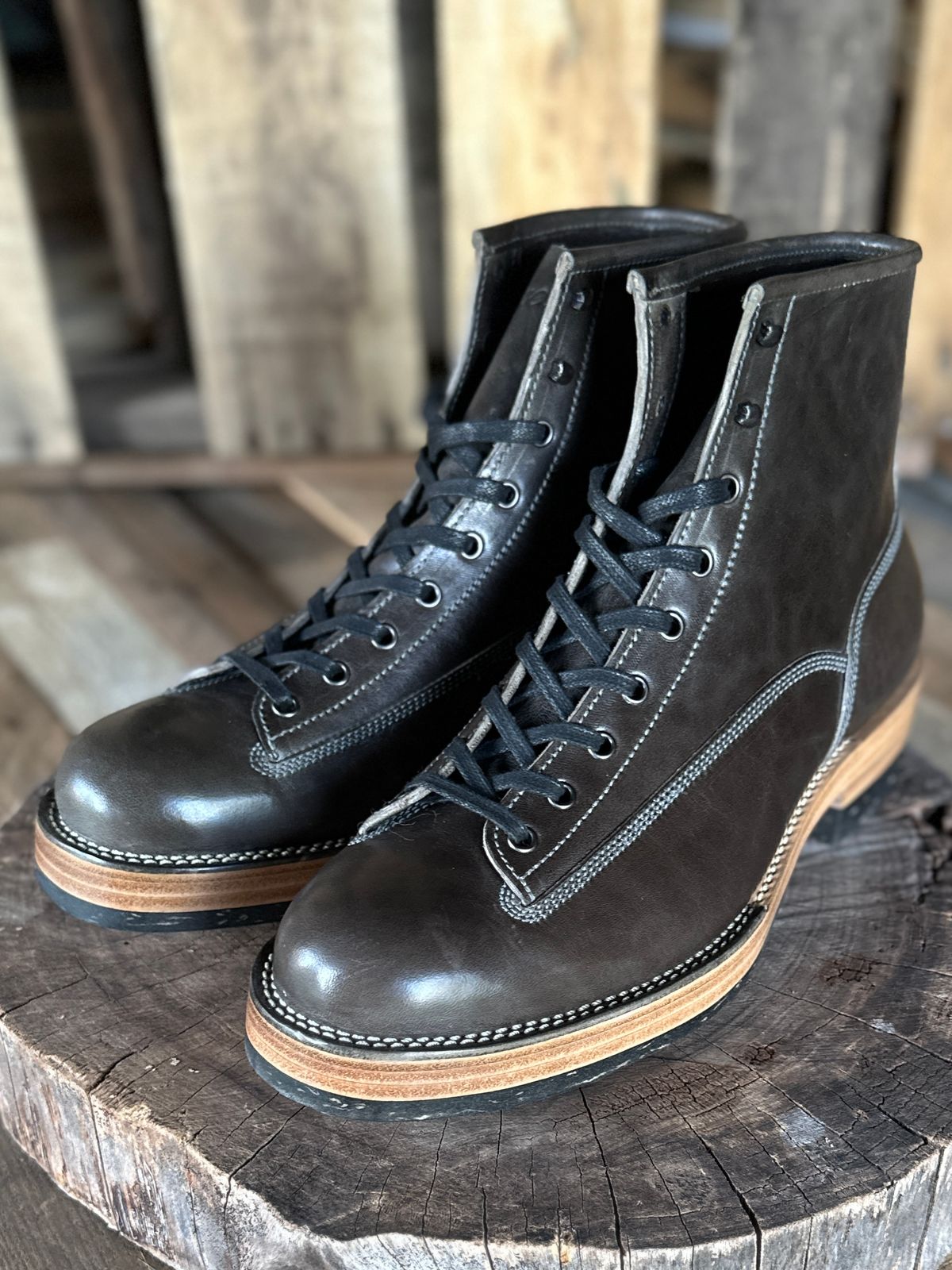 Photo by ChrisoftheW on October 5, 2025 of the Caswell Boot Company Carver in Maryam Graphite TPR Horsebutt.