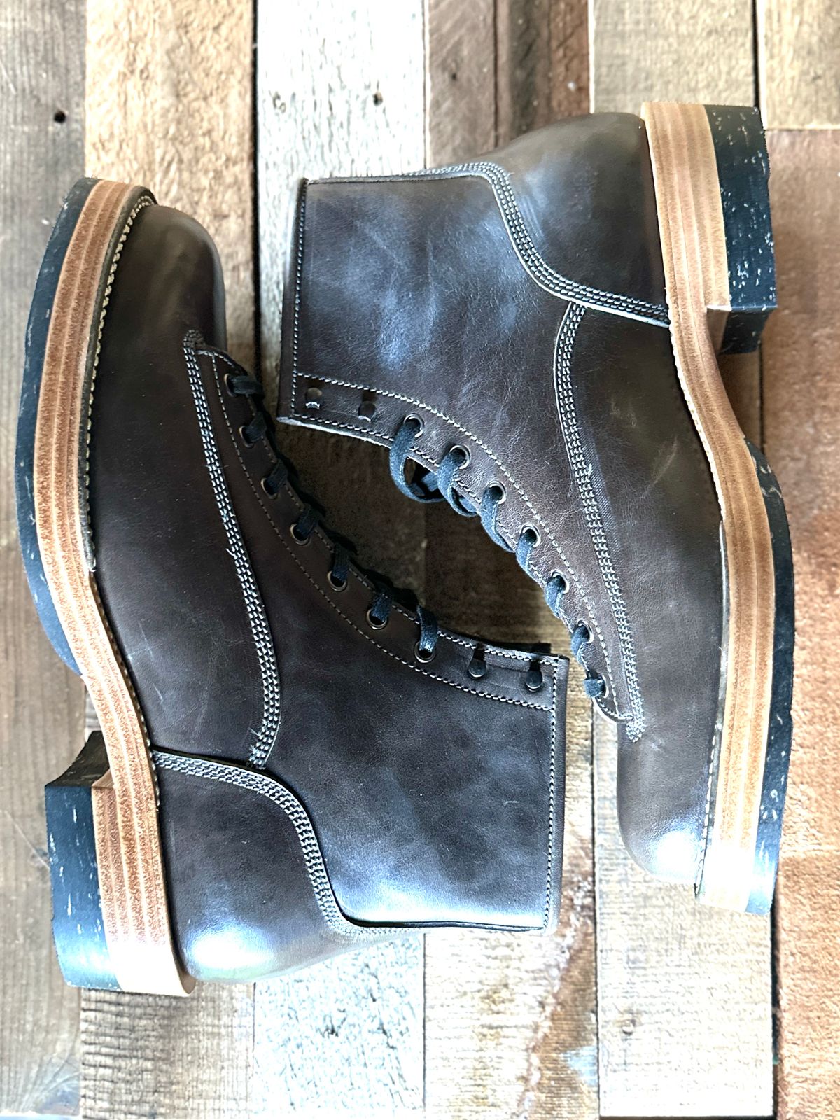 Photo by ChrisoftheW on October 5, 2025 of the Caswell Boot Company Carver in Maryam Graphite TPR Horsebutt.
